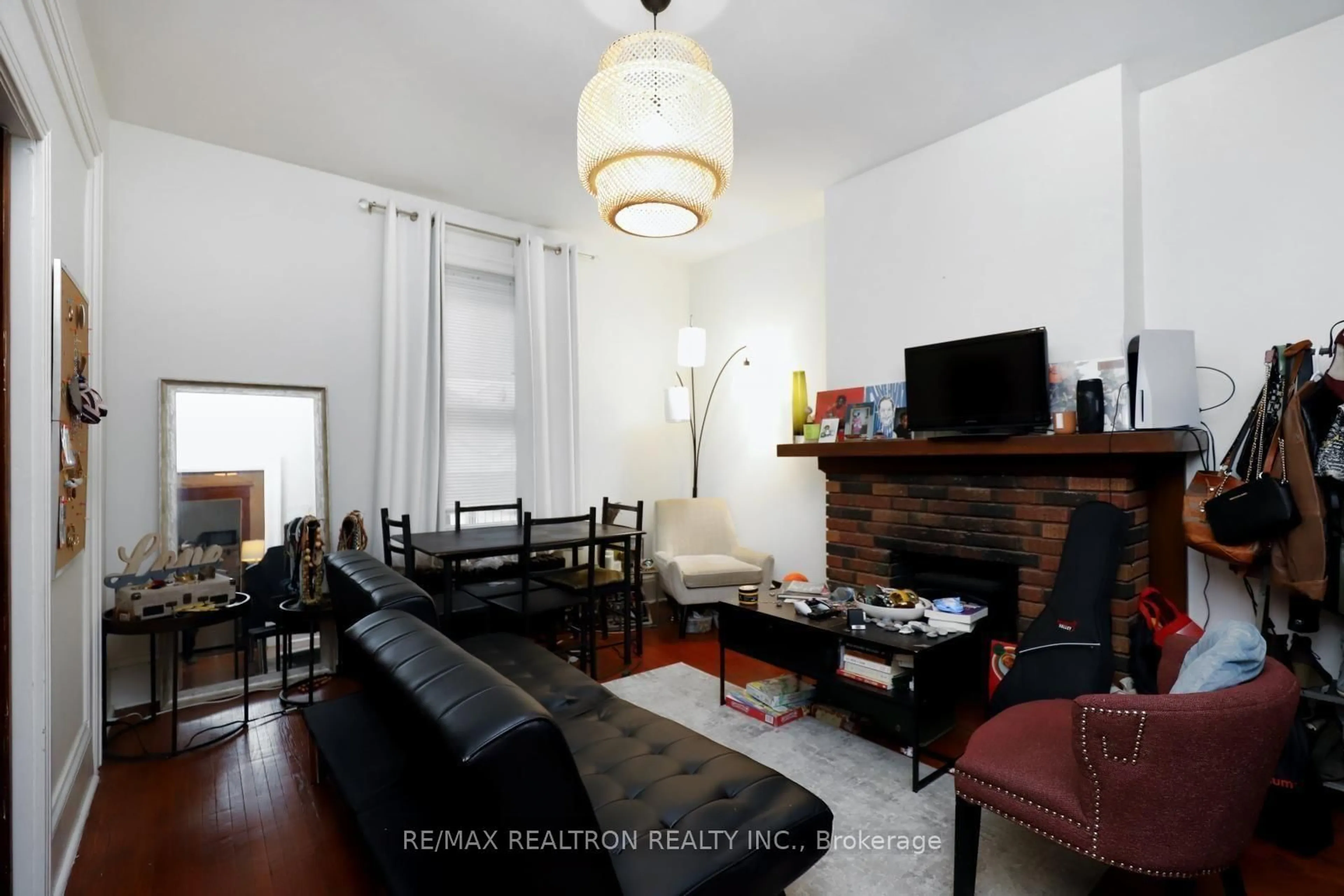 Living room with furniture, unknown for 18-20 Reuben St, Aurora Ontario L4G 2M2