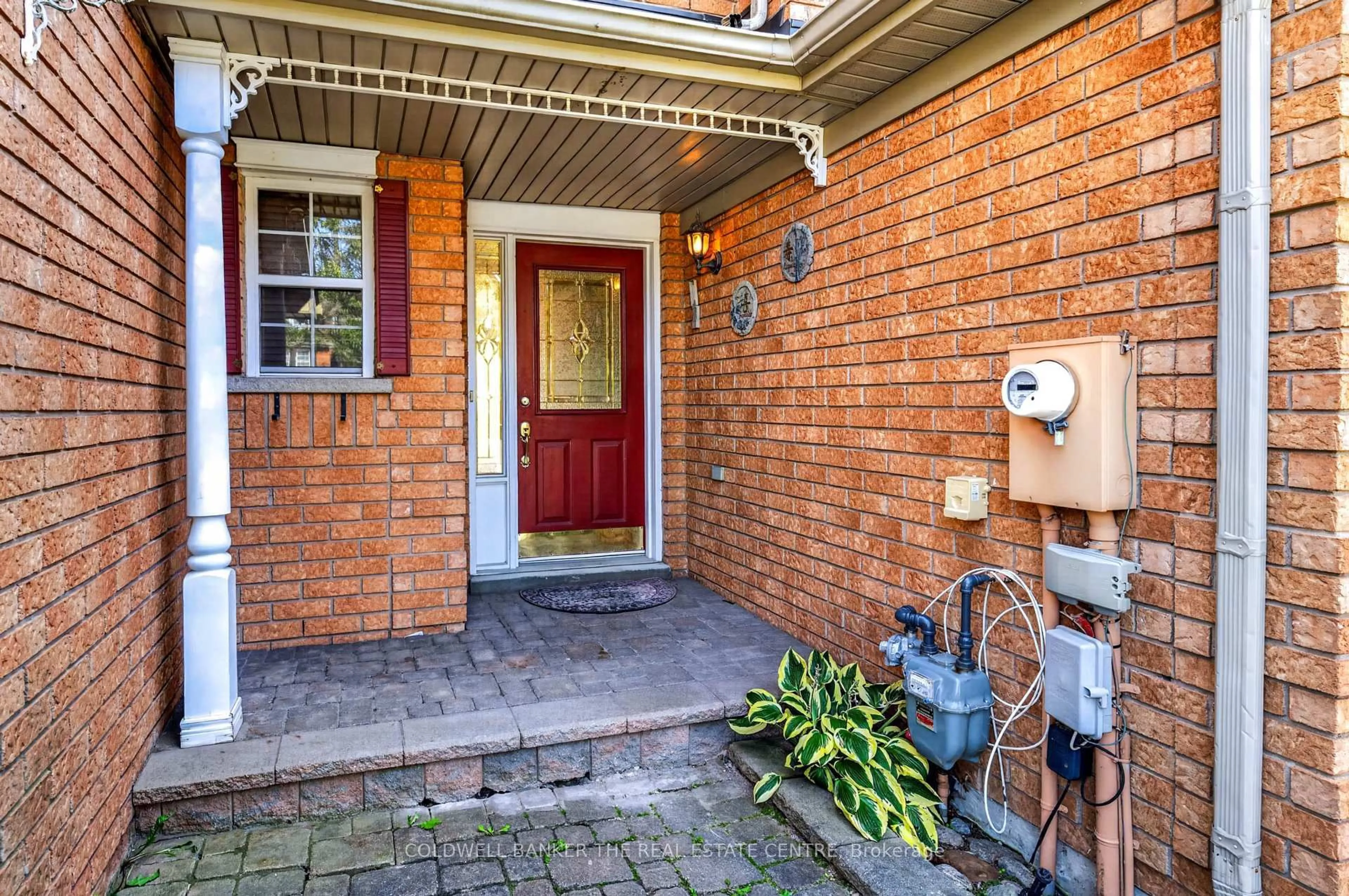 Indoor entryway for 14 Milloy Pl, Aurora Ontario L4G 7L2