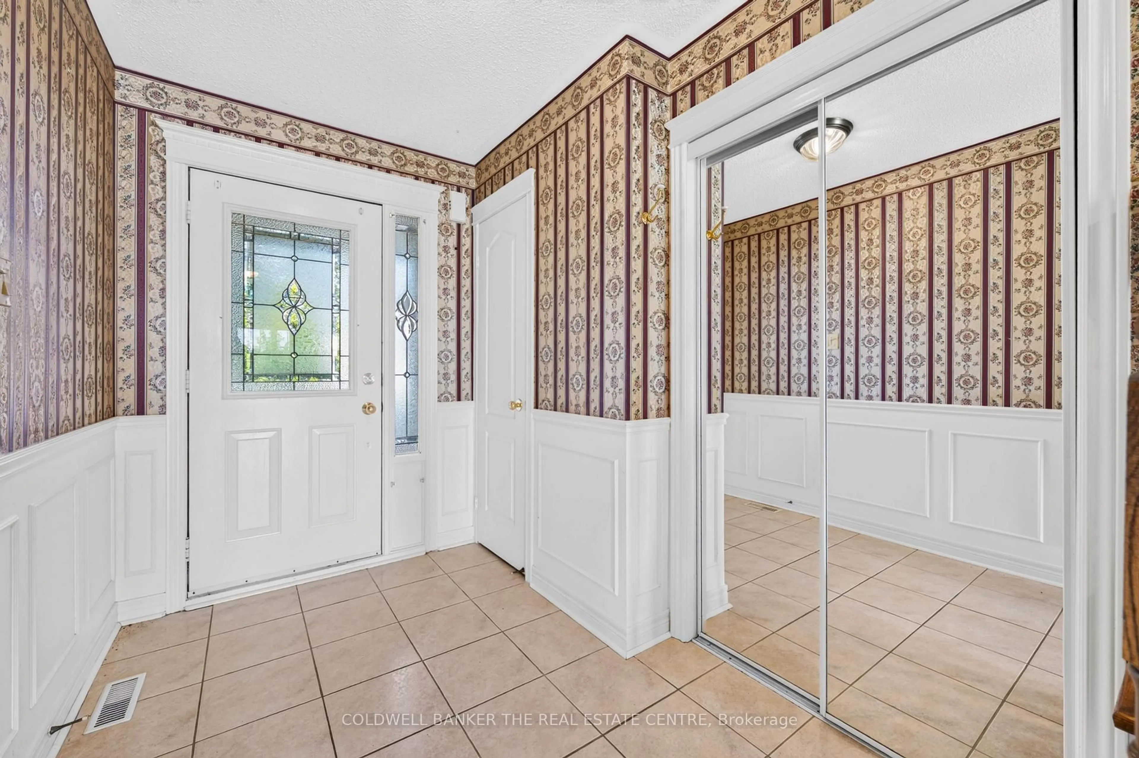 Indoor entryway for 14 Milloy Pl, Aurora Ontario L4G 7L2