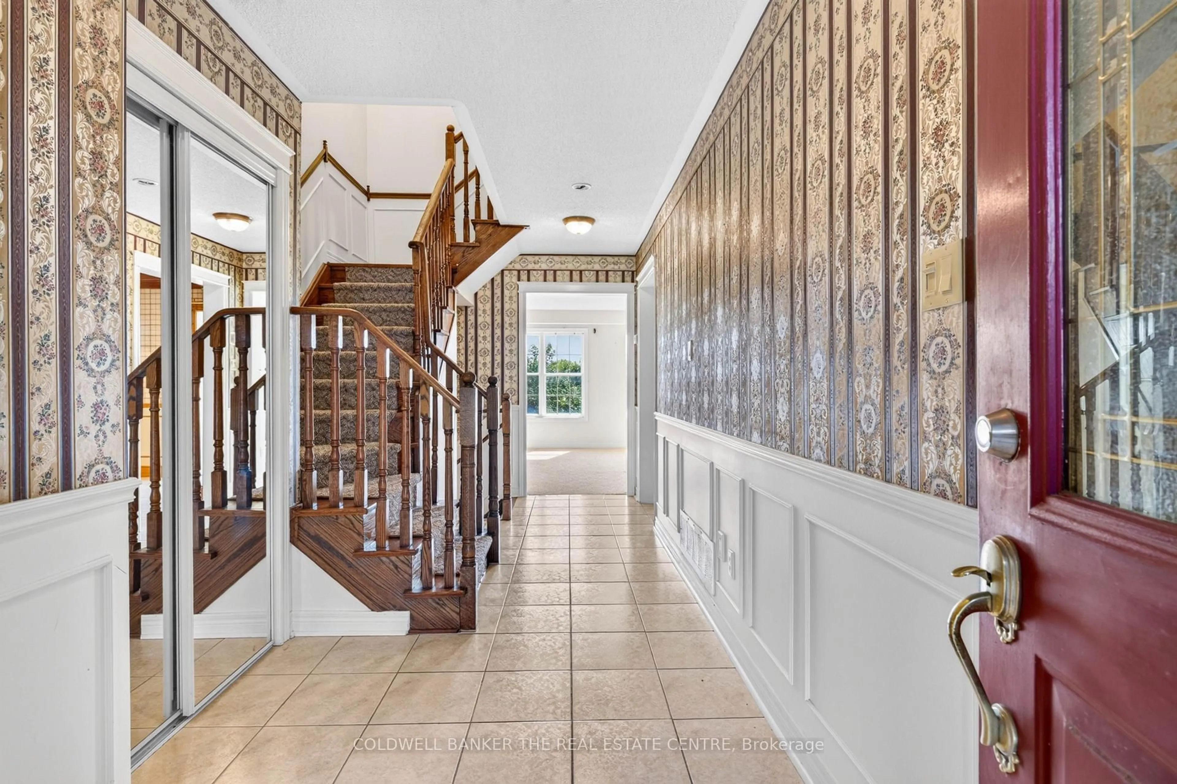 Indoor foyer for 14 Milloy Pl, Aurora Ontario L4G 7L2