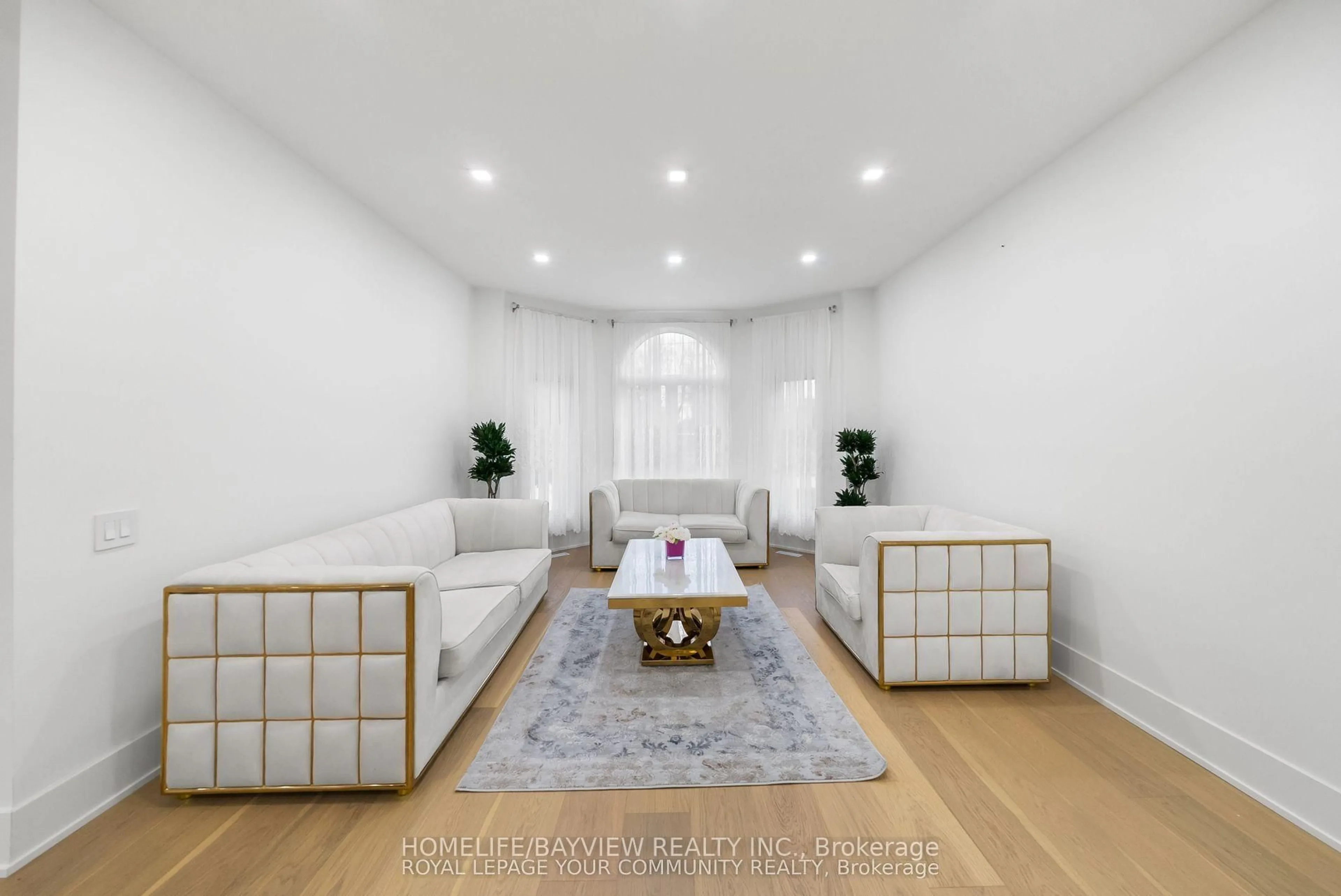 Living room with furniture, unknown for 72A Oxford St, Richmond Hill Ontario L4C 4L5