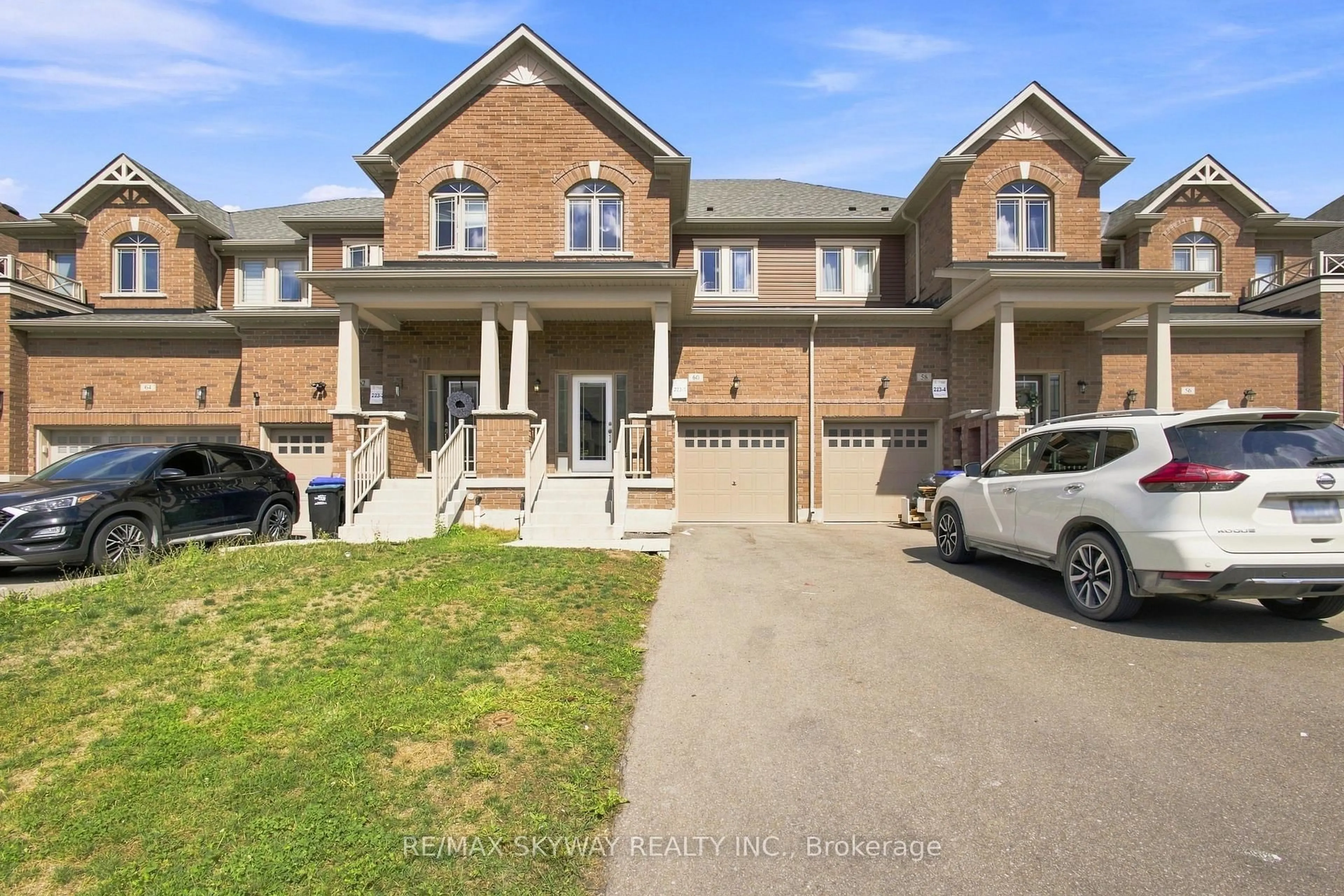 A pic from outside/outdoor area/front of a property/back of a property/a pic from drone, street for 60 Lorne Thomas Pl, New Tecumseth Ontario L9R 0T6