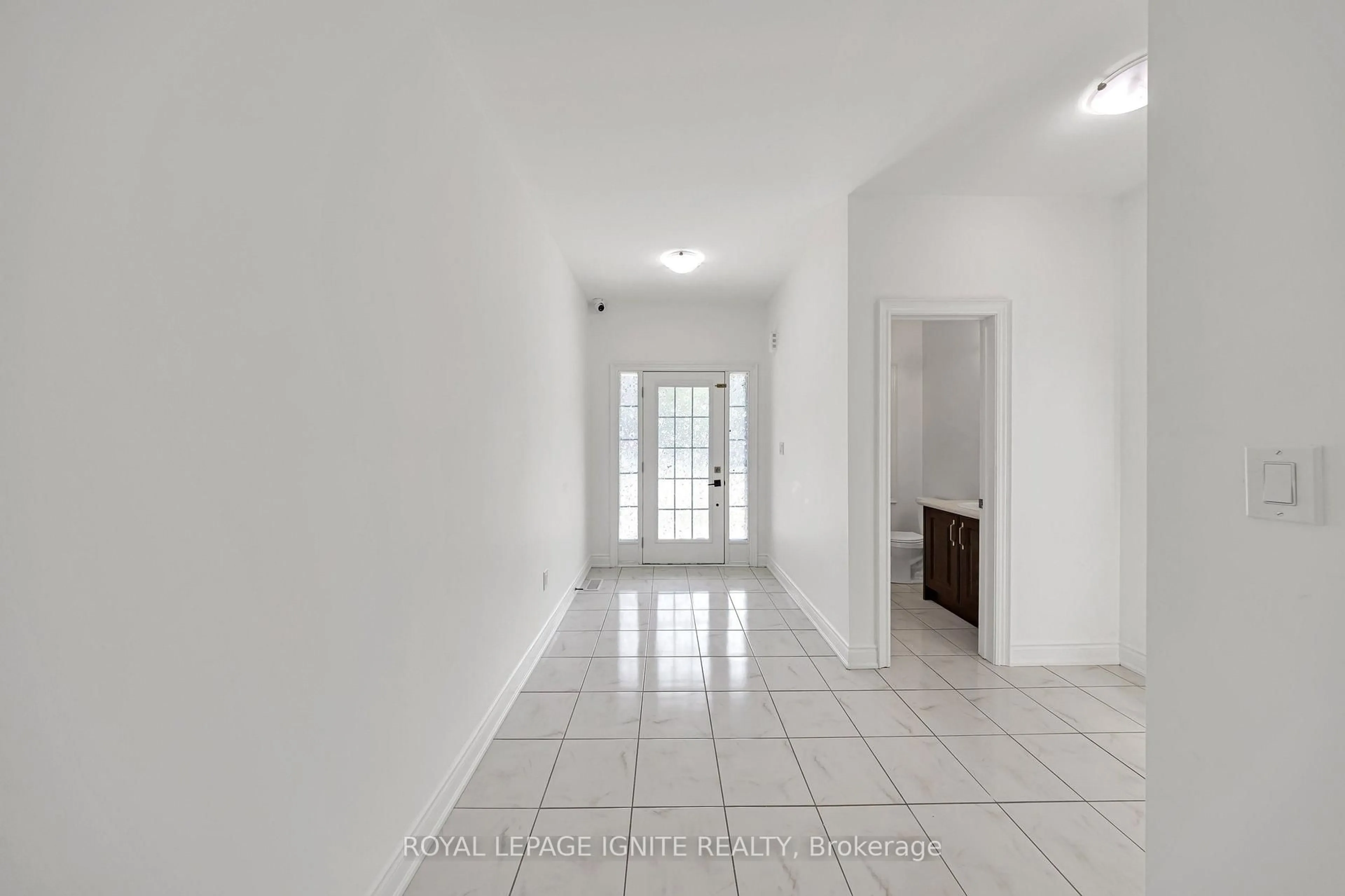 Indoor foyer for 9 Alan Williams Tr, Uxbridge Ontario L9P 0R5