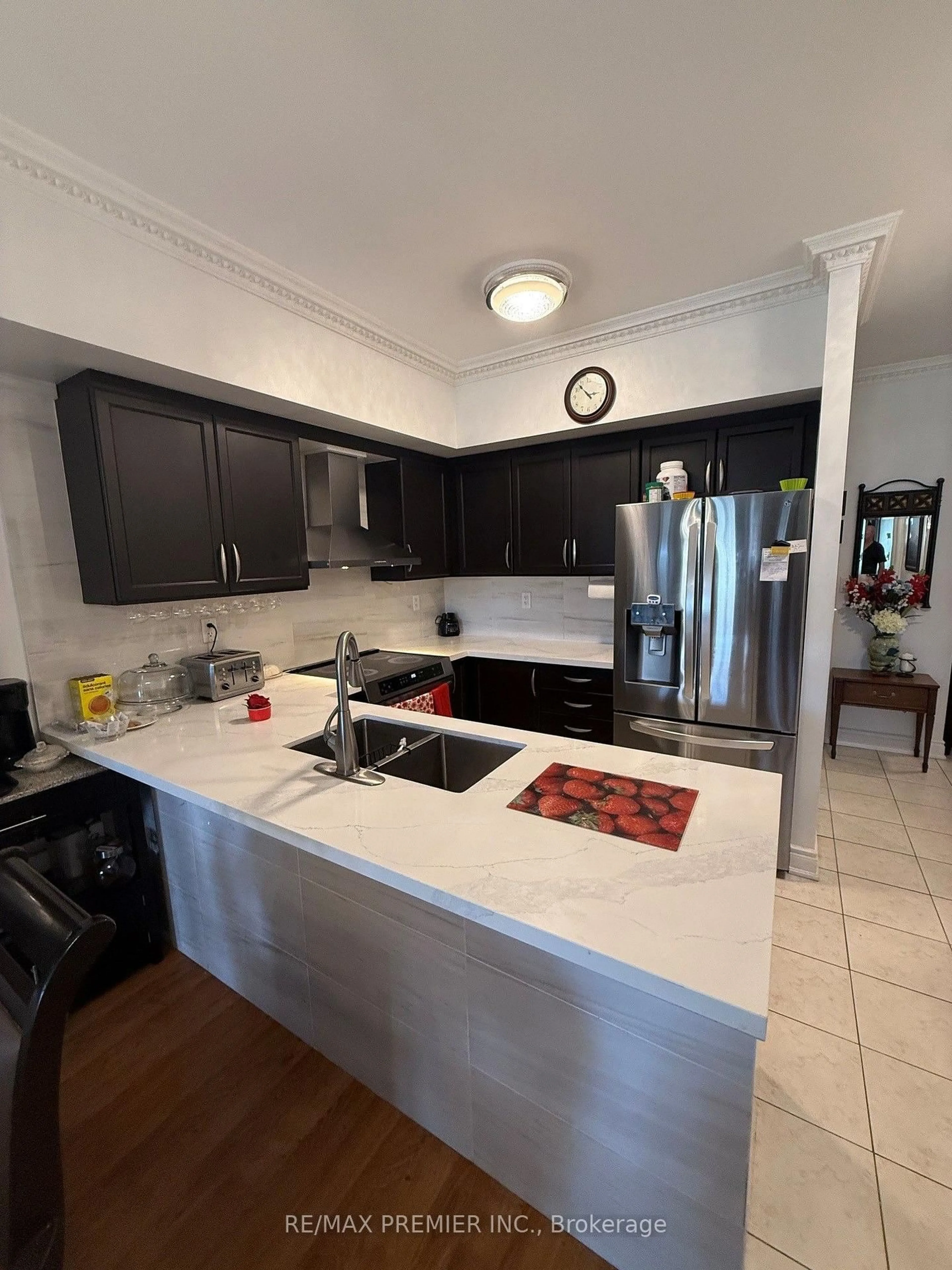 Standard kitchen, ceramic/tile floor for 9901 Keele St #102, Vaughan Ontario L6A 0A1