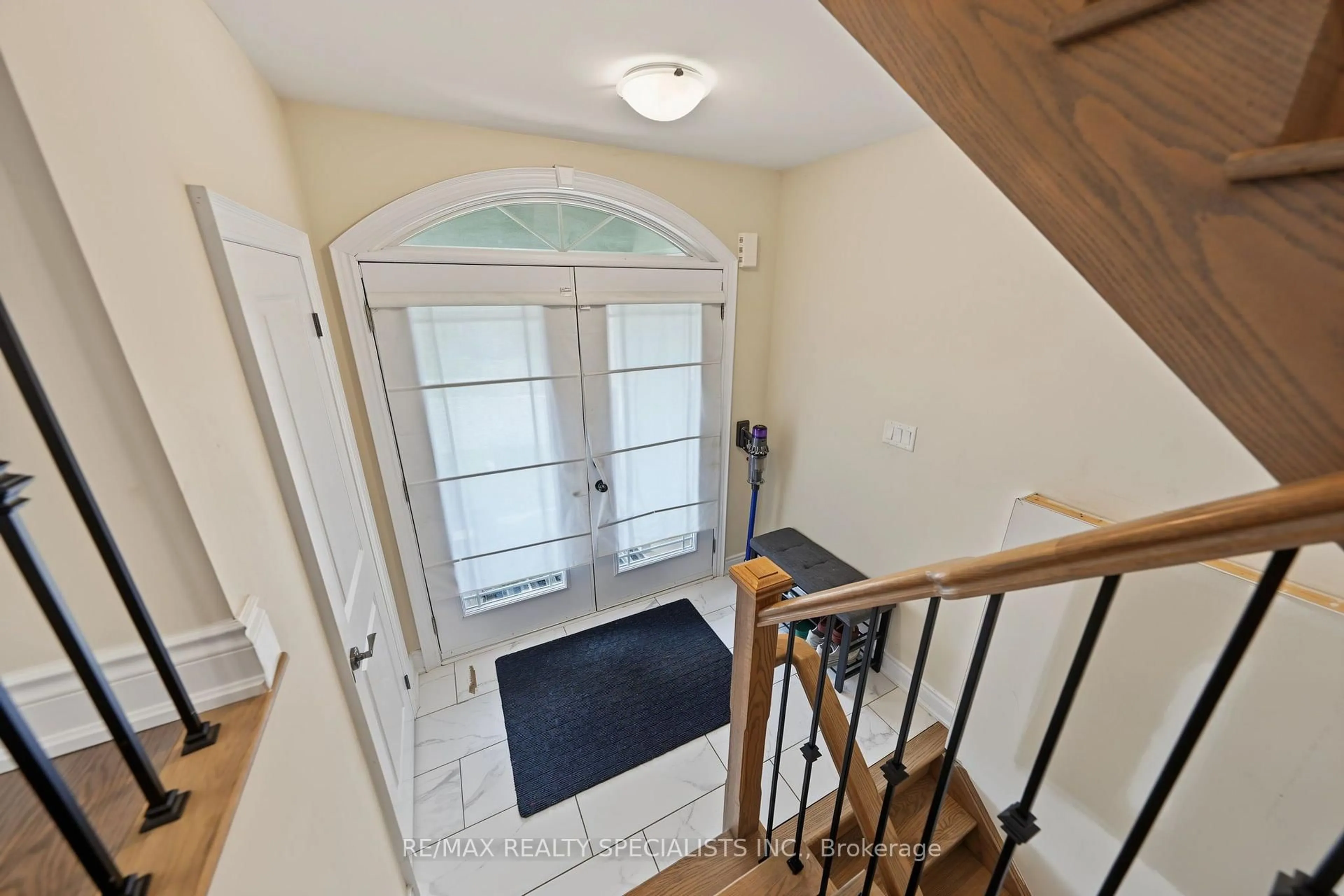 Indoor entryway for 50 Janes Cres, New Tecumseth Ontario L9R 0V9