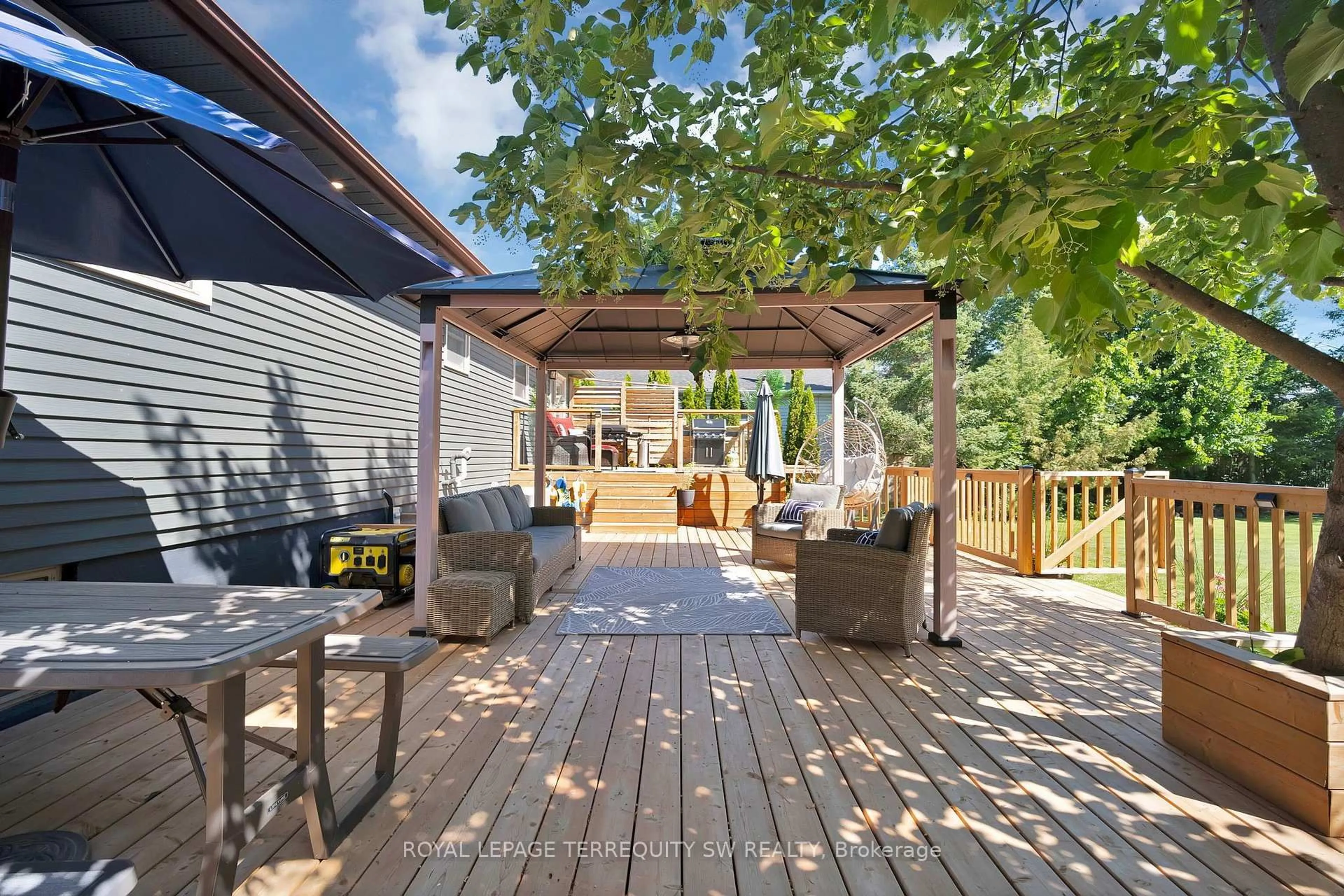 Patio, street for 2249 Willard Ave, Innisfil Ontario L9S 2B8