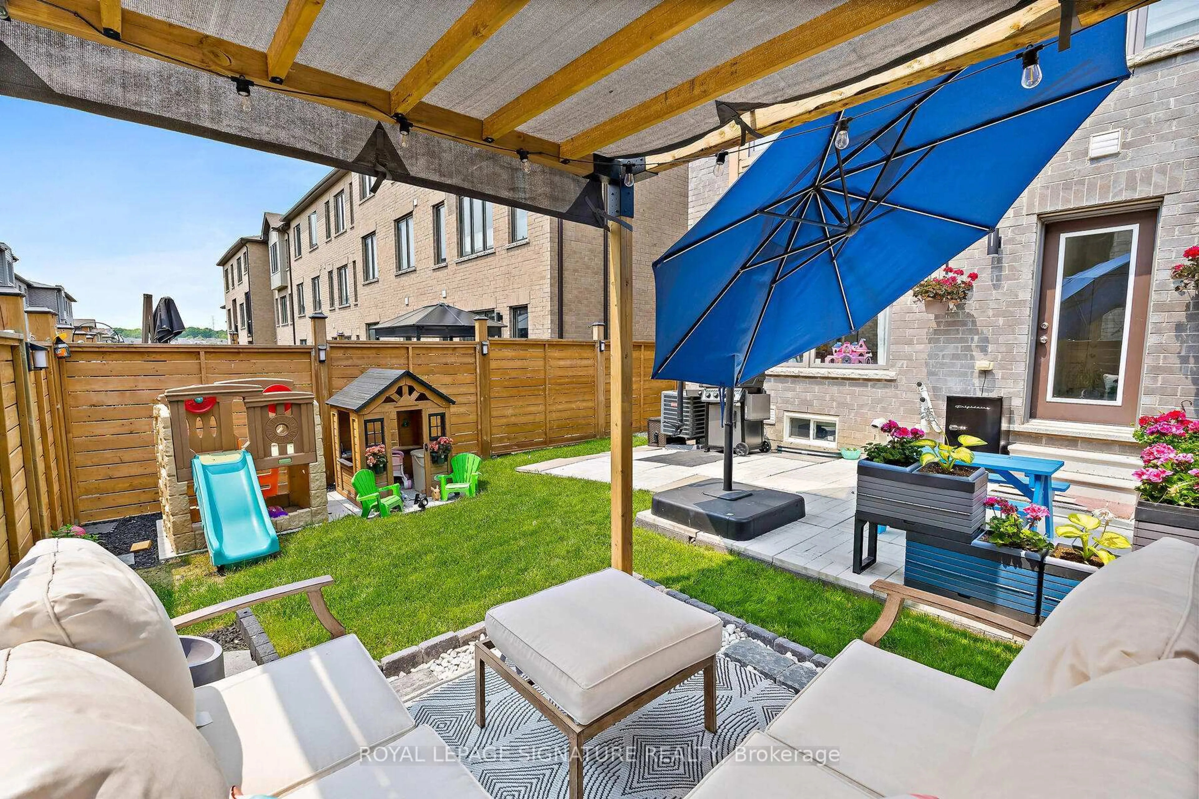Patio, street for 168 Tango Cres, Newmarket Ontario L3X 0K5
