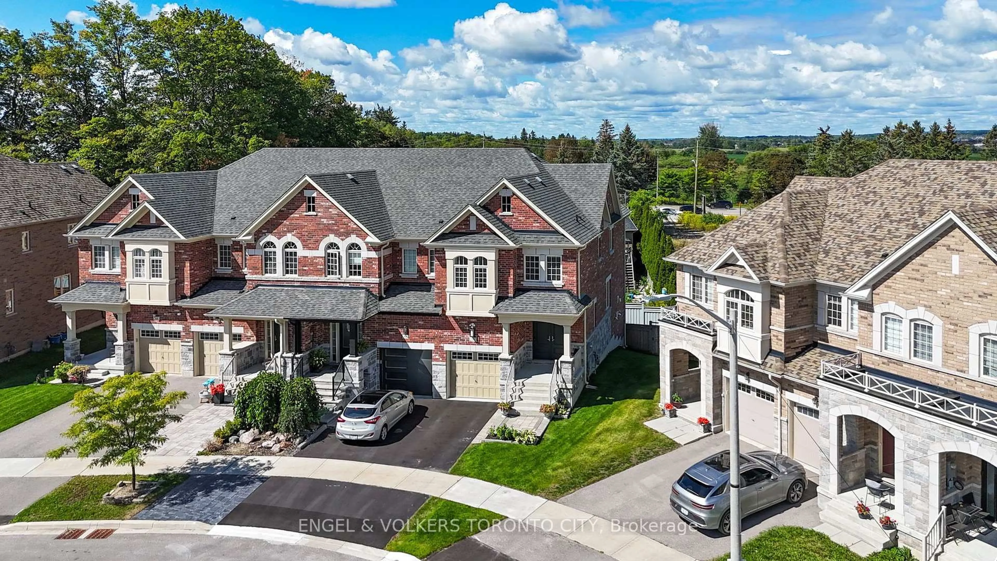 A pic from outside/outdoor area/front of a property/back of a property/a pic from drone, street for 78 Drizzel Cres, Richmond Hill Ontario L4E 1G8