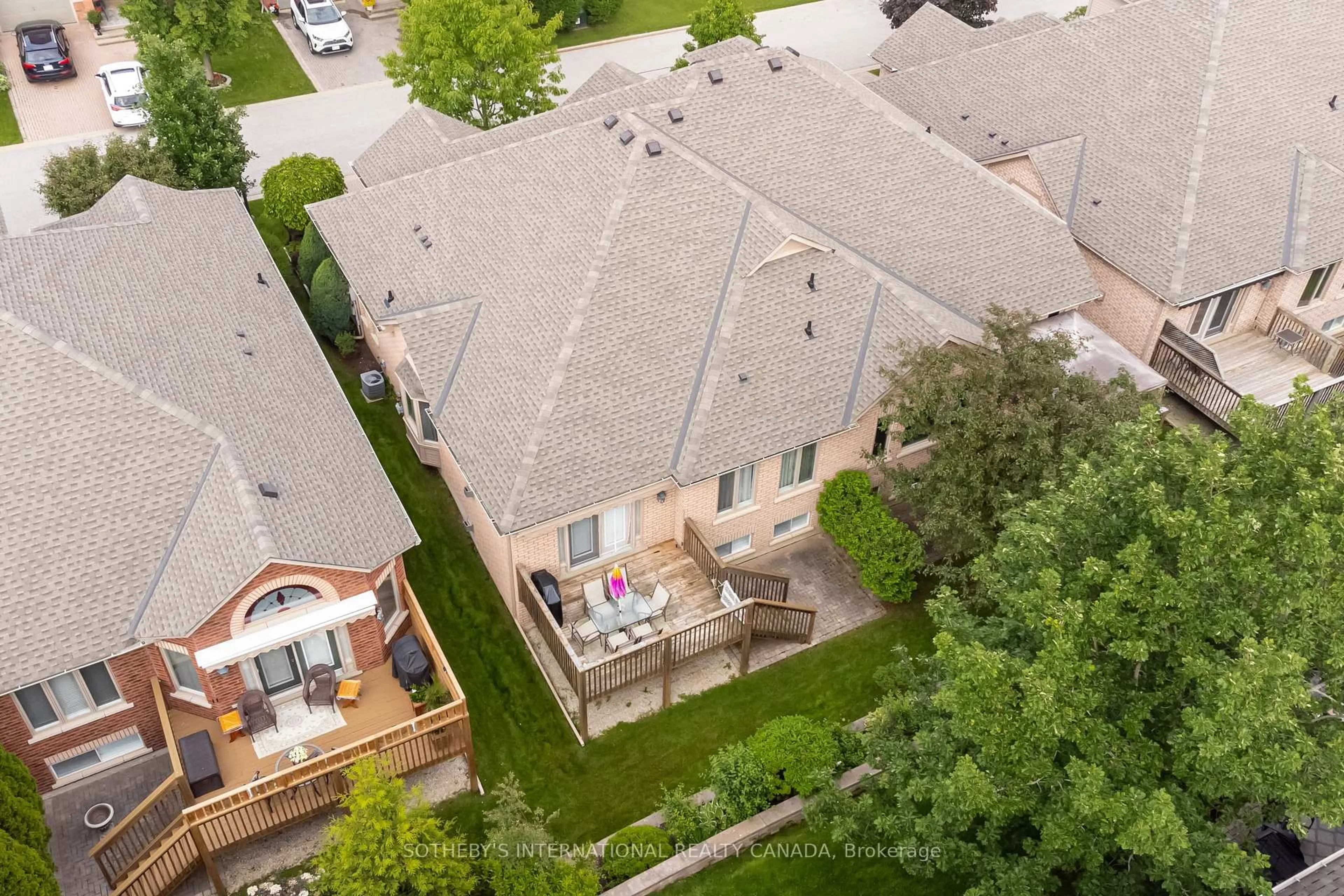 A pic from outside/outdoor area/front of a property/back of a property/a pic from drone, unknown for 14 Artisan Lane, New Tecumseth Ontario L9R 2G1