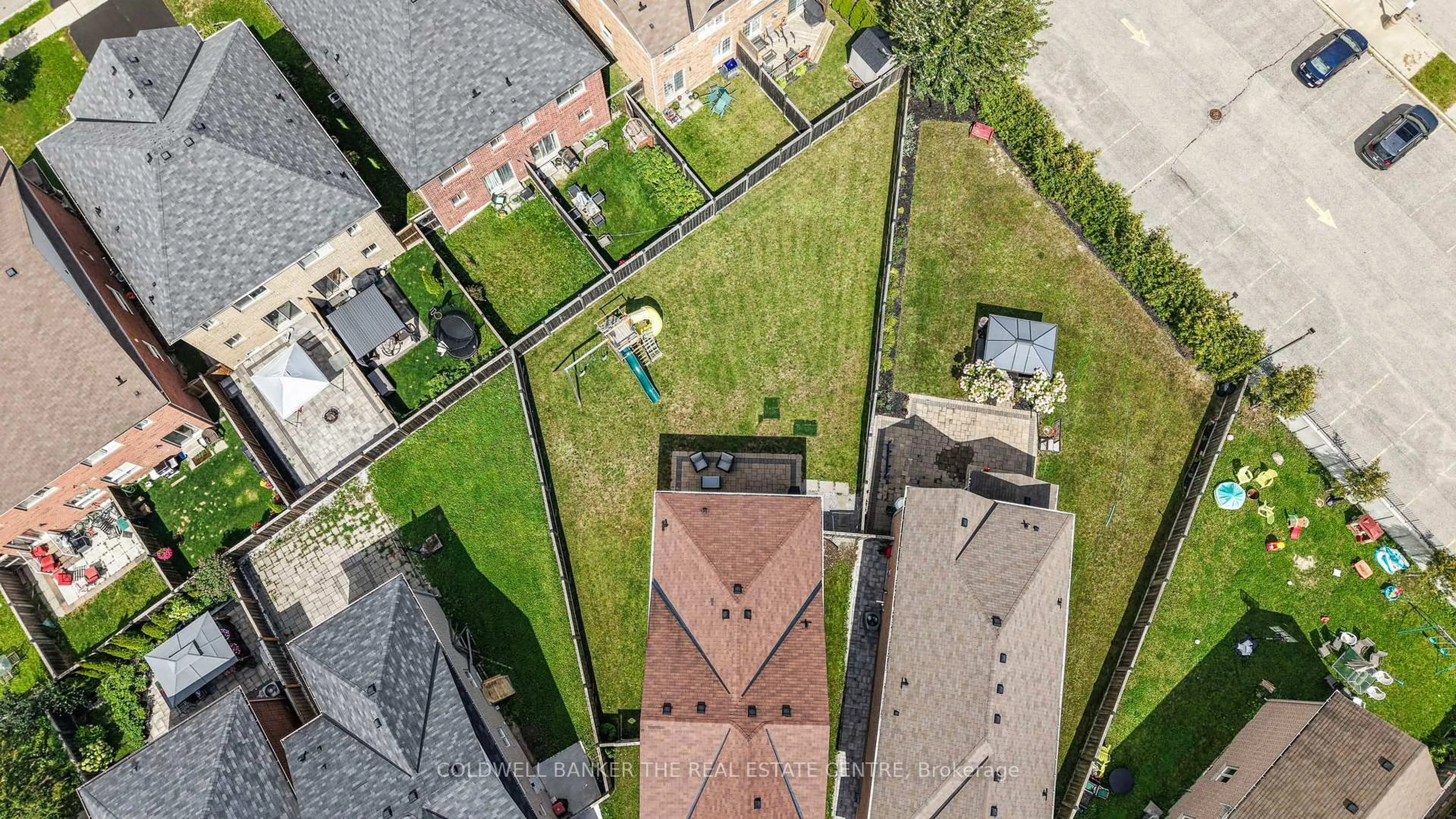 A pic from outside/outdoor area/front of a property/back of a property/a pic from drone, city buildings view from balcony for 18 Herefordshire Cres, Newmarket Ontario L9N 0B7
