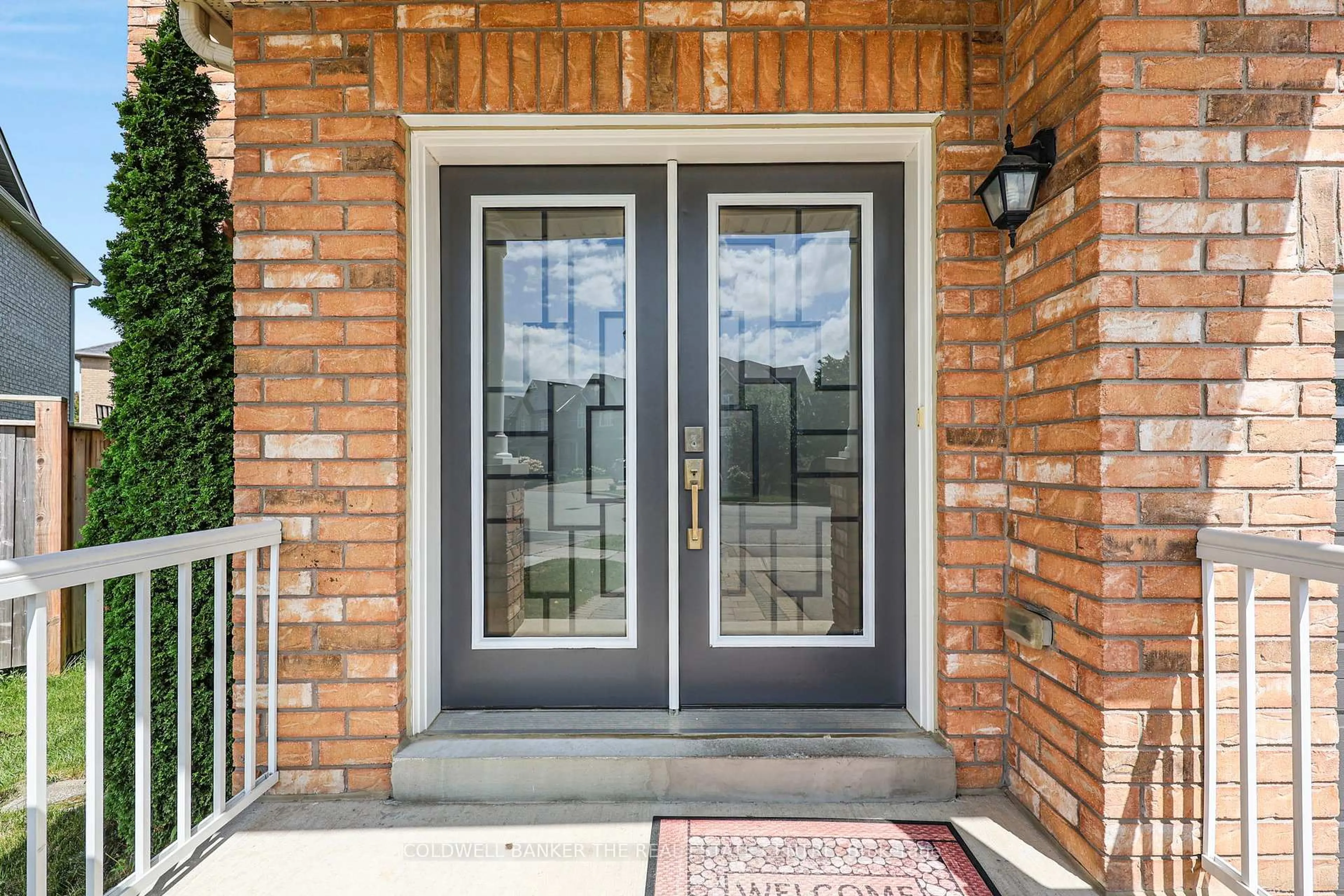 Indoor entryway for 18 Herefordshire Cres, Newmarket Ontario L9N 0B7