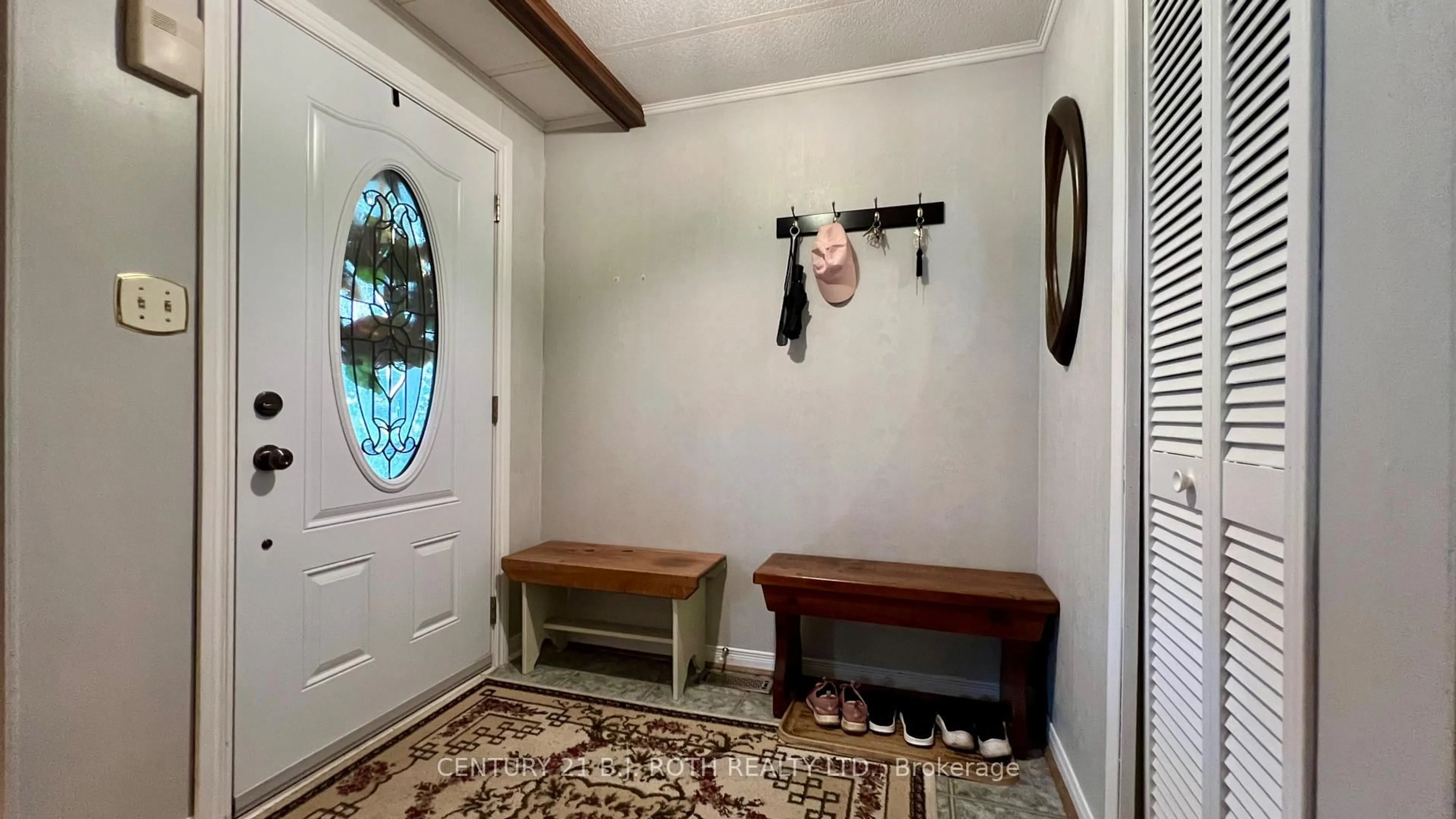 Indoor entryway for 6 Walnut Crt, Innisfil Ontario L9S 1M7