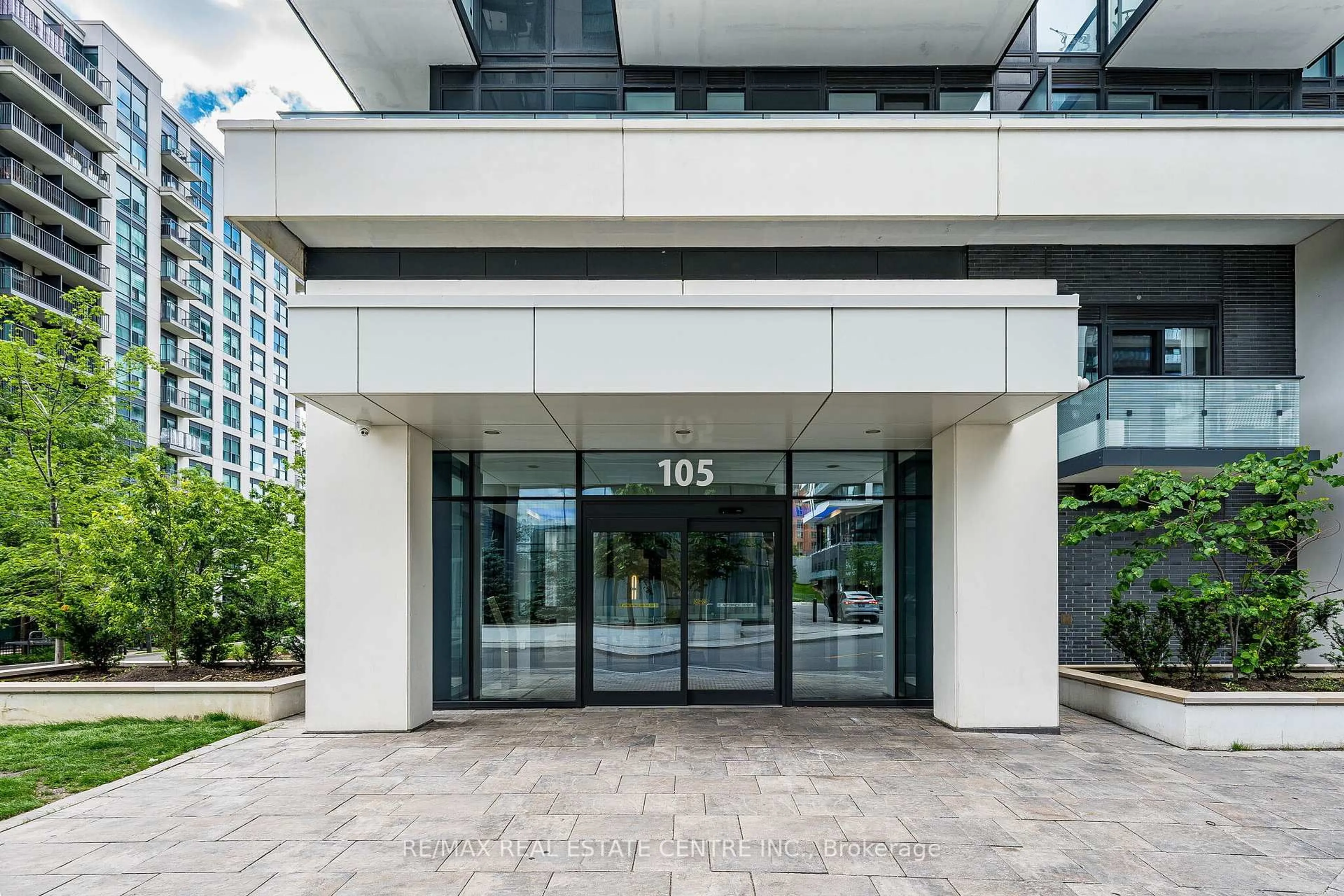 Indoor foyer for 105 Oneida Cres #1909, Richmond Hill Ontario L4B 0H6