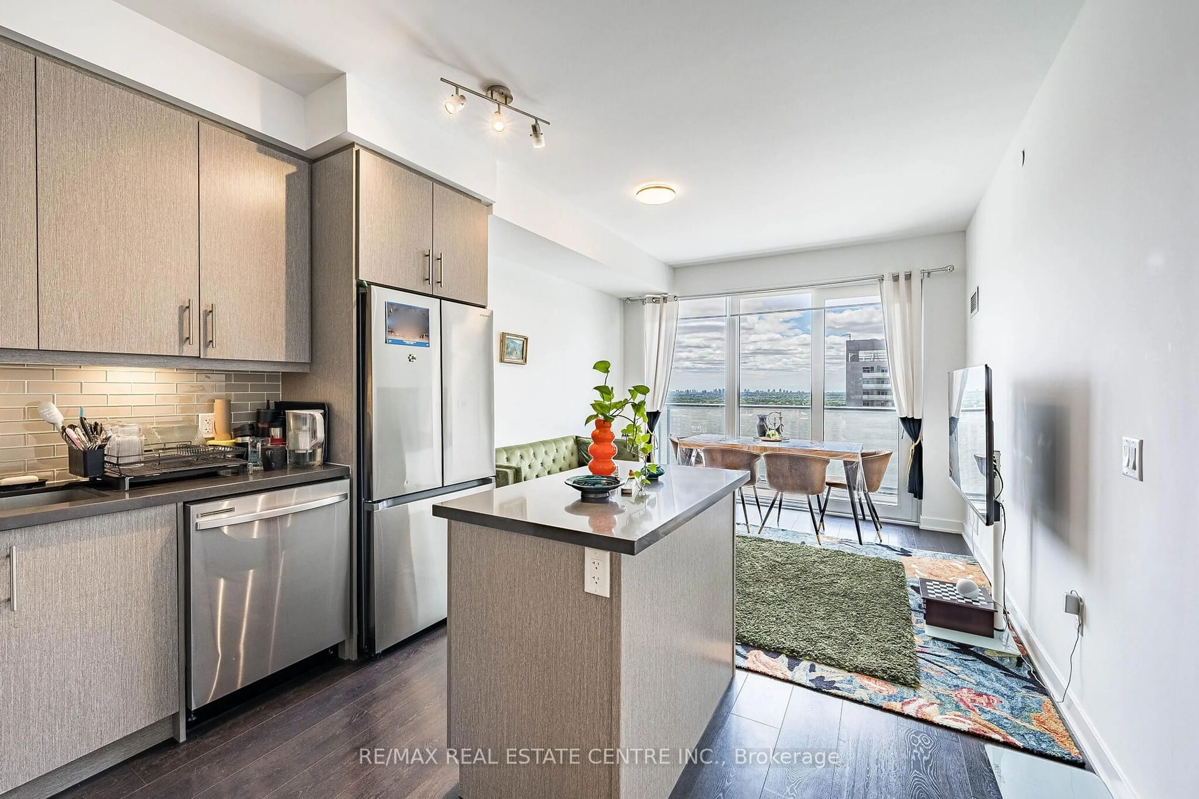 Open concept kitchen, unknown for 105 Oneida Cres #1909, Richmond Hill Ontario L4B 0H6