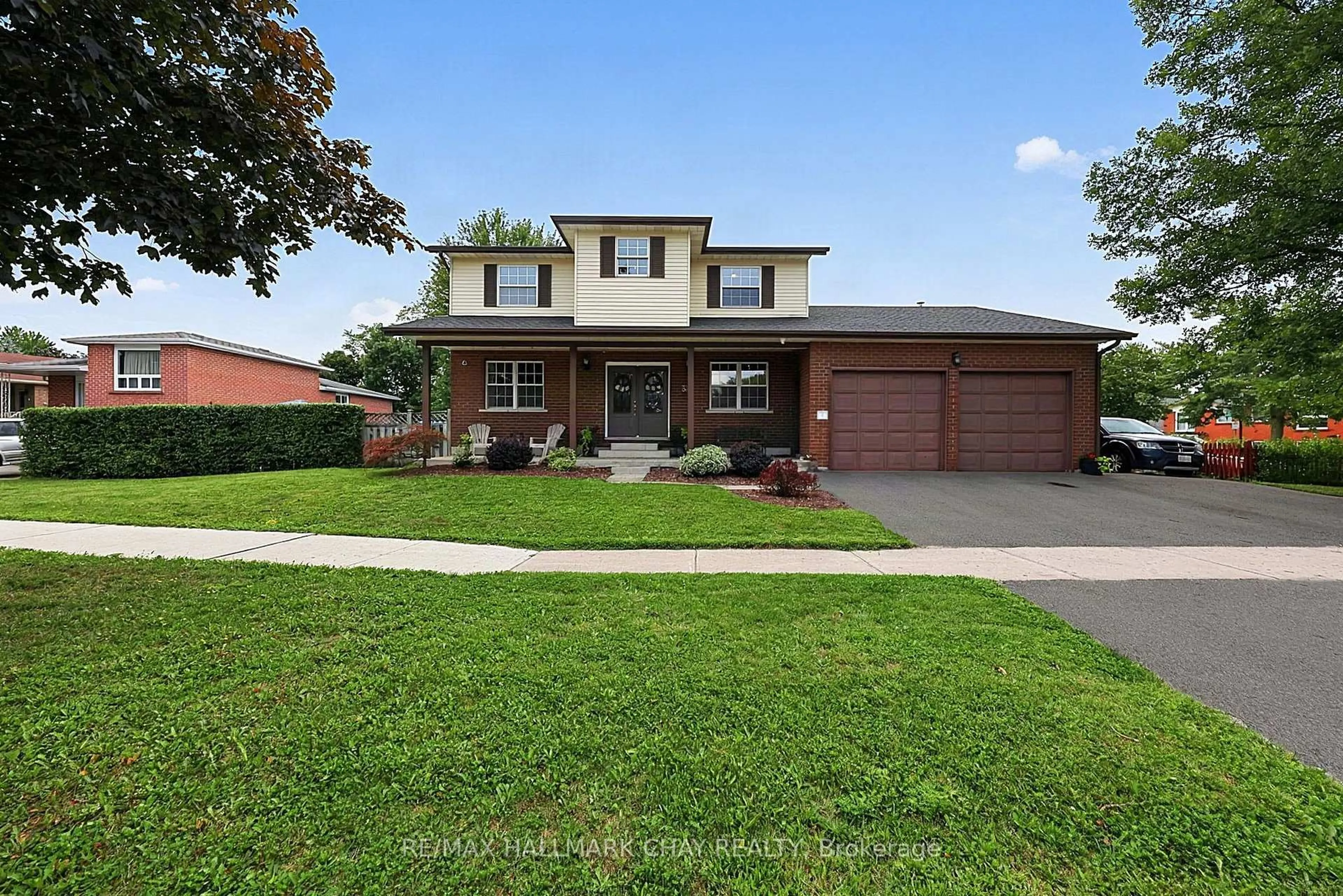 Home with brick exterior material, street for 334 Parkwood Ave, Bradford West Gwillimbury Ontario L3Z 2E4