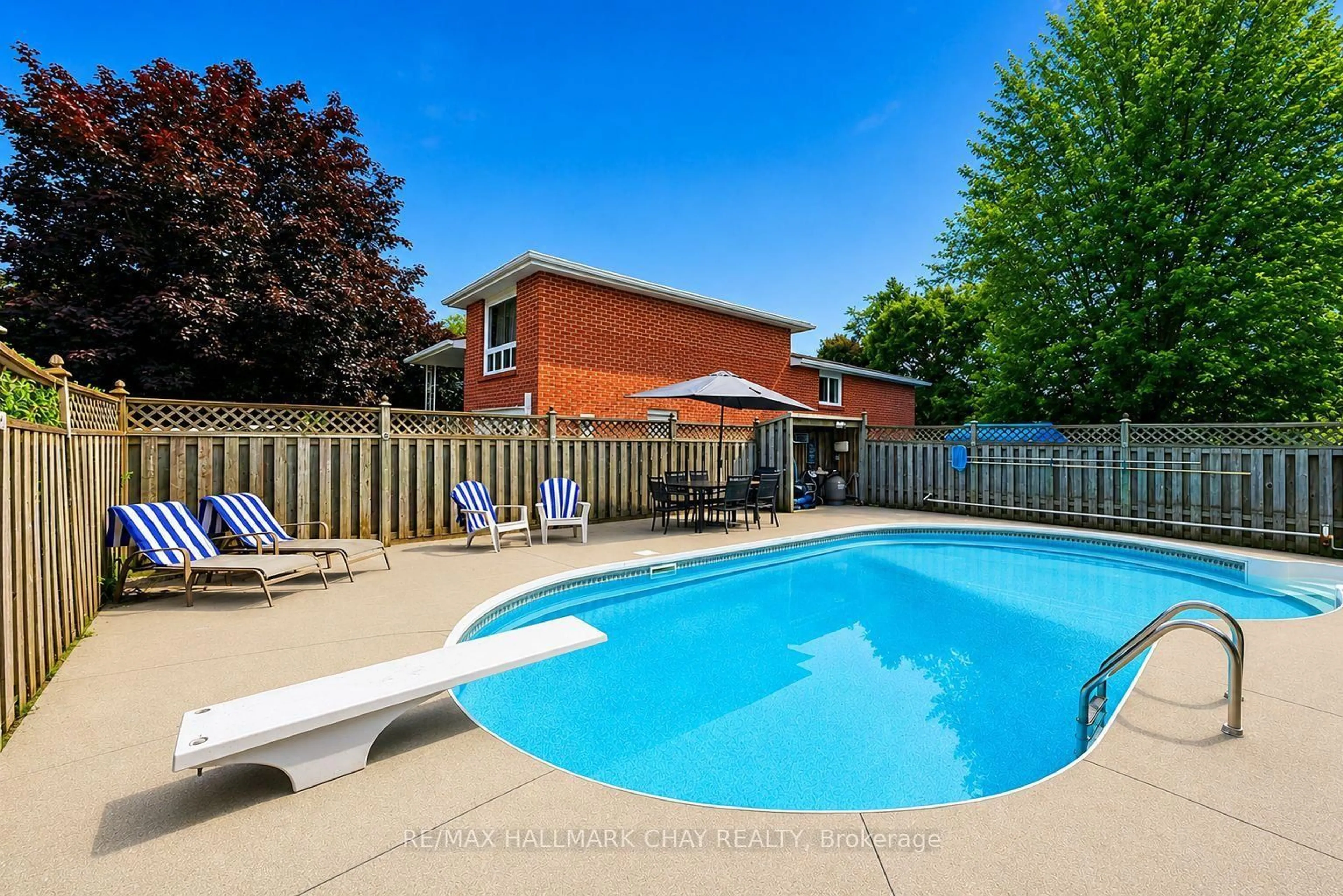 Pool for 334 Parkwood Ave, Bradford West Gwillimbury Ontario L3Z 2E4