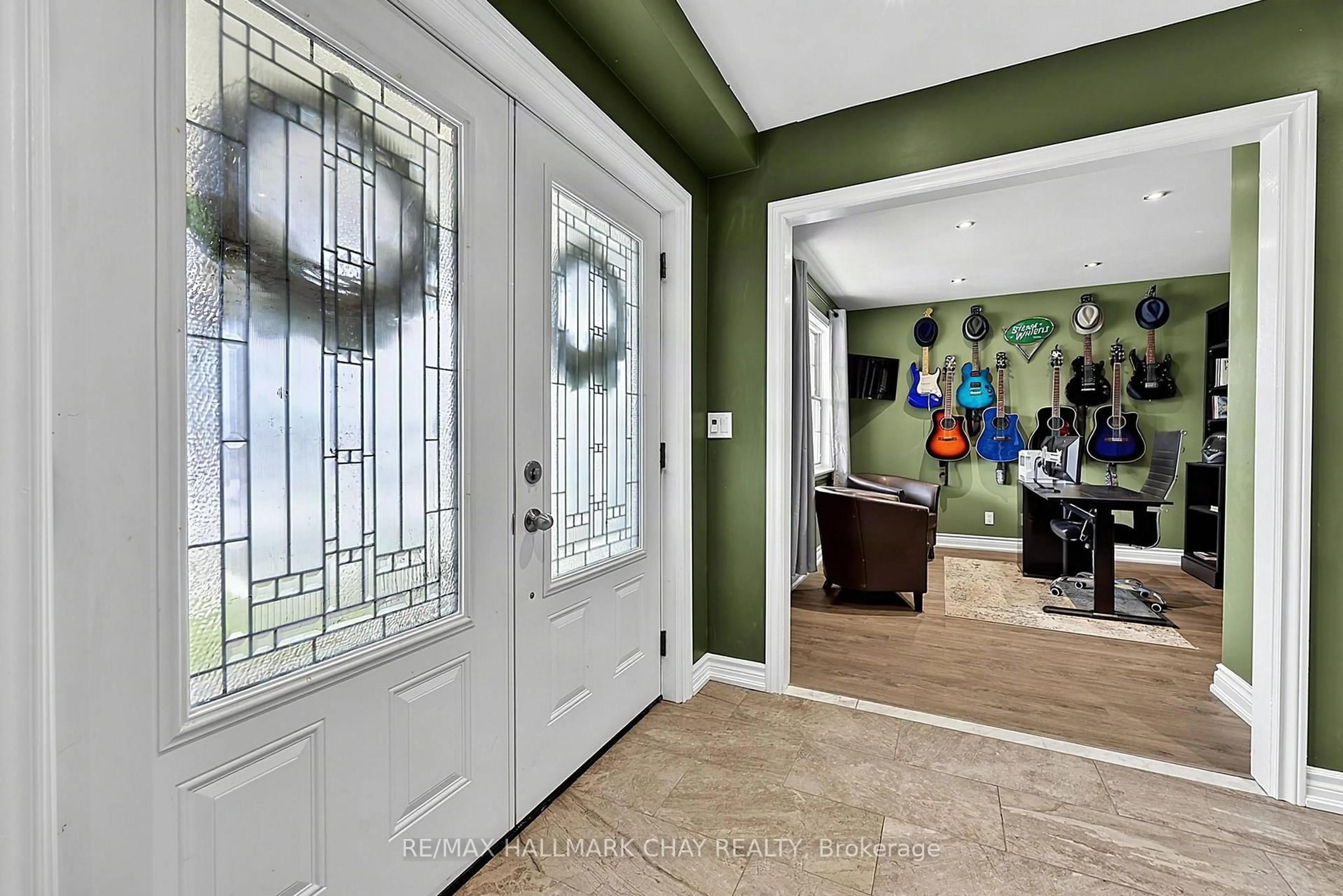 Indoor entryway for 334 Parkwood Ave, Bradford West Gwillimbury Ontario L3Z 2E4