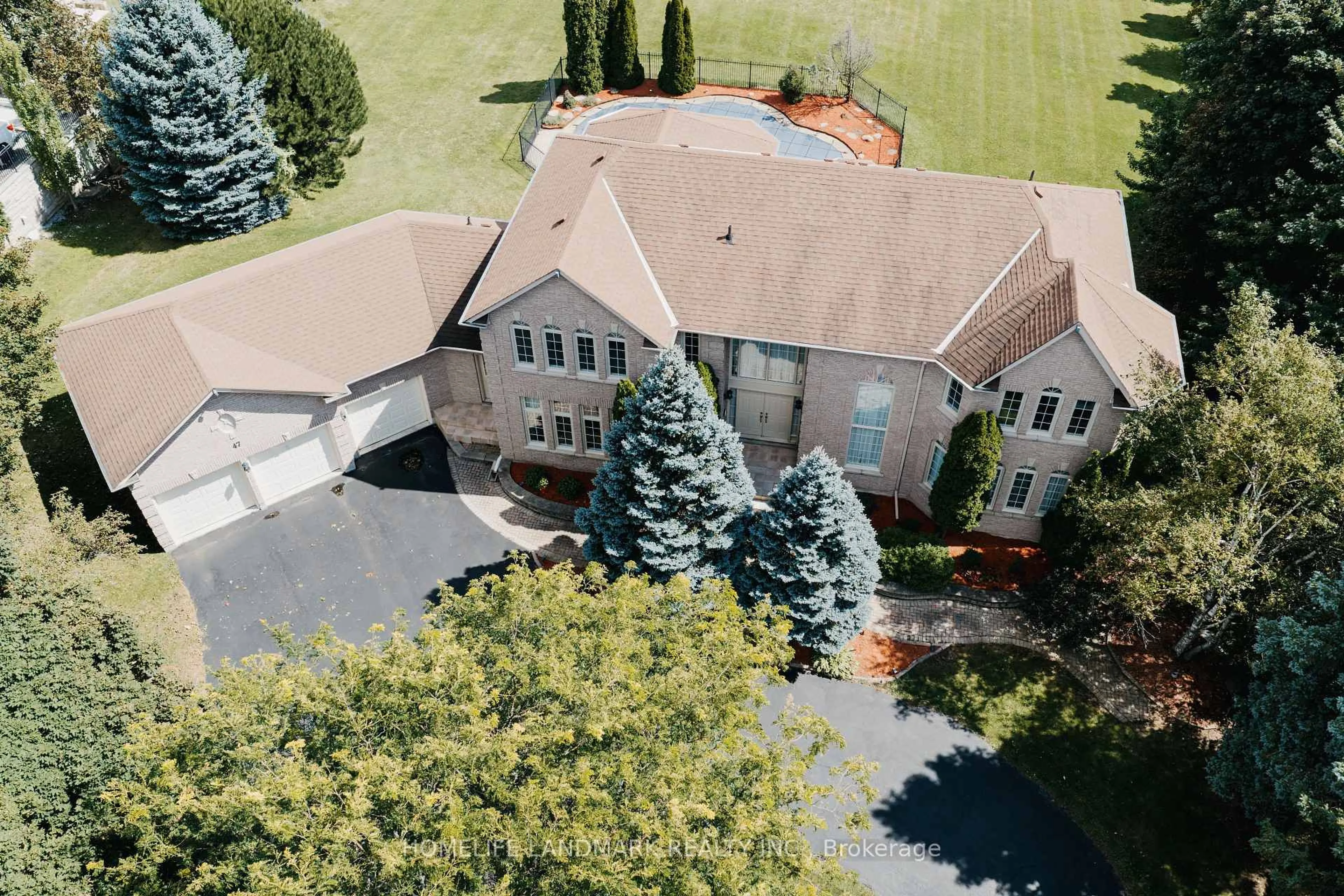 A pic from outside/outdoor area/front of a property/back of a property/a pic from drone, street for 47 Kensington Dr, Richmond Hill Ontario L4E 3S7