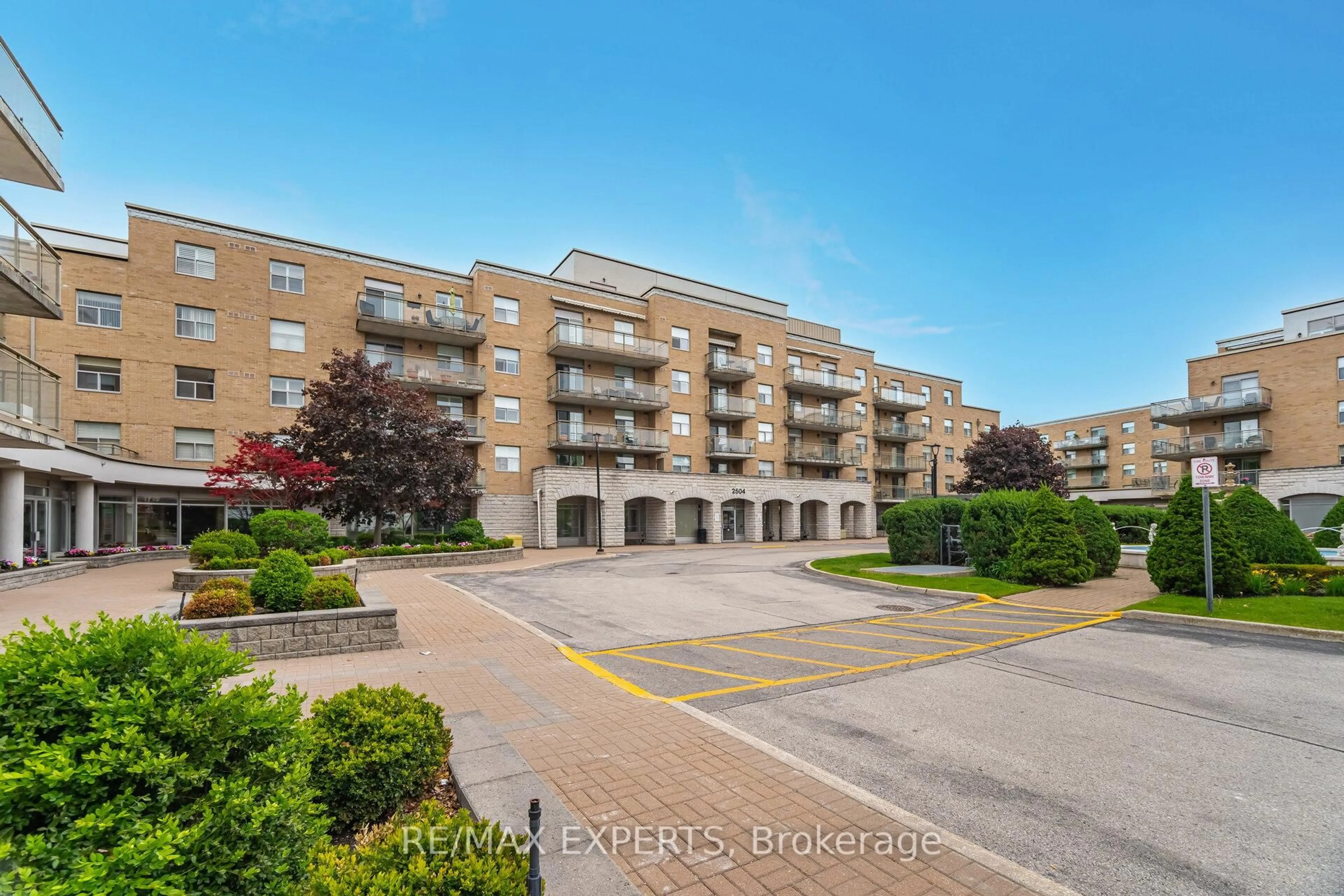A pic from outside/outdoor area/front of a property/back of a property/a pic from drone, street for 2504 Rutherford Rd #304, Vaughan Ontario L4K 5N5