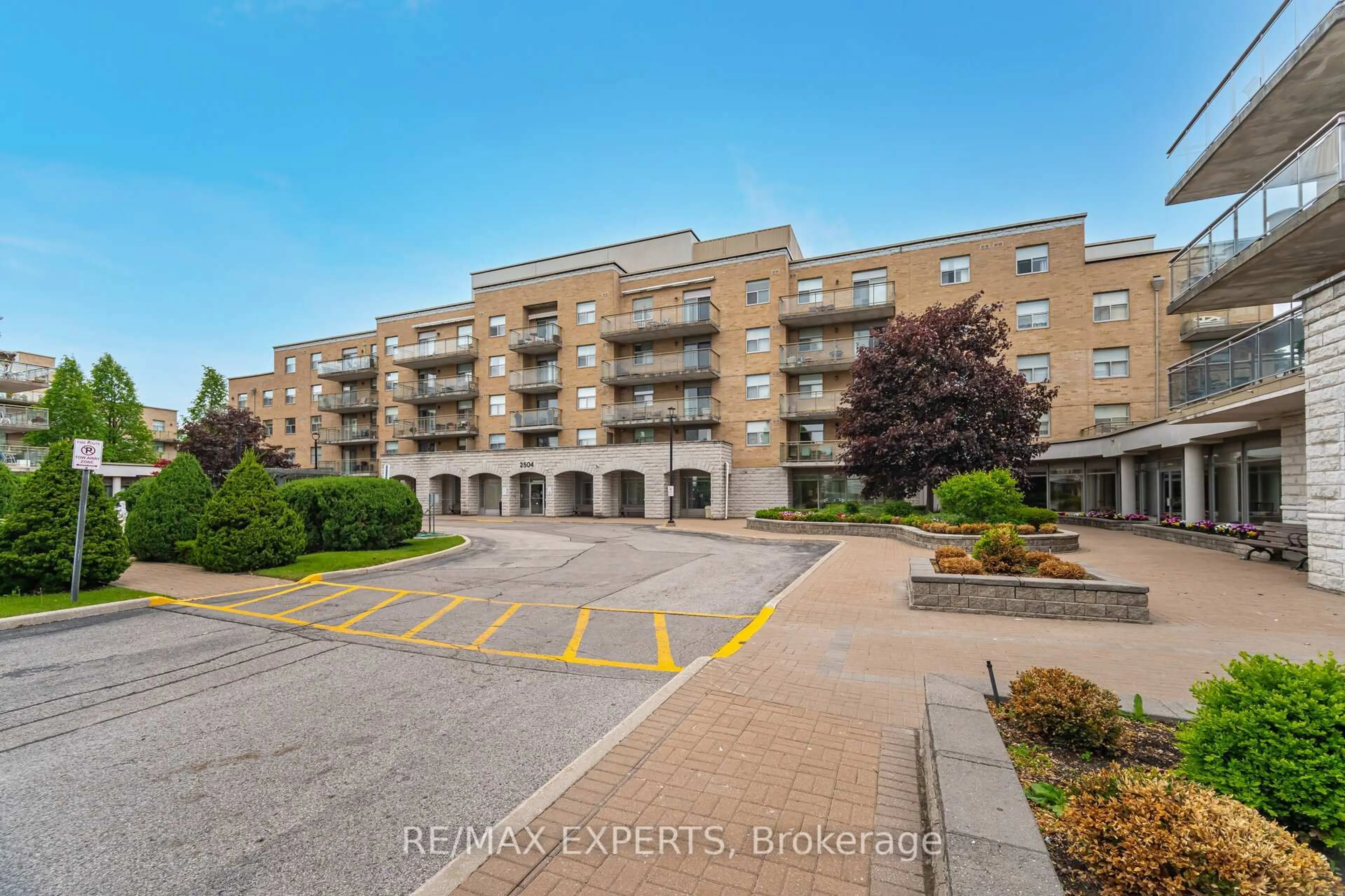 A pic from outside/outdoor area/front of a property/back of a property/a pic from drone, street for 2504 Rutherford Rd #304, Vaughan Ontario L4K 5N5