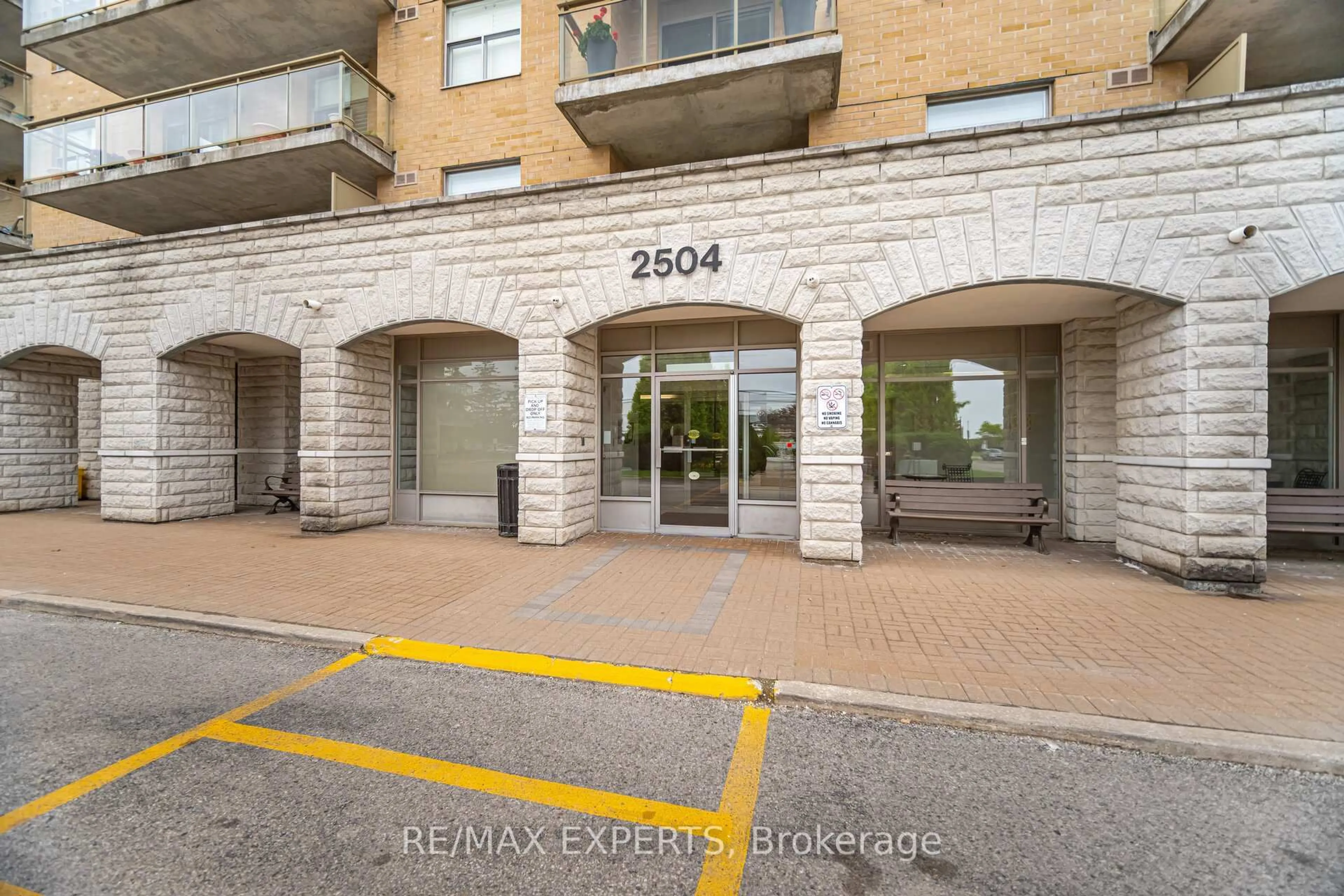Indoor foyer for 2504 Rutherford Rd #304, Vaughan Ontario L4K 5N5