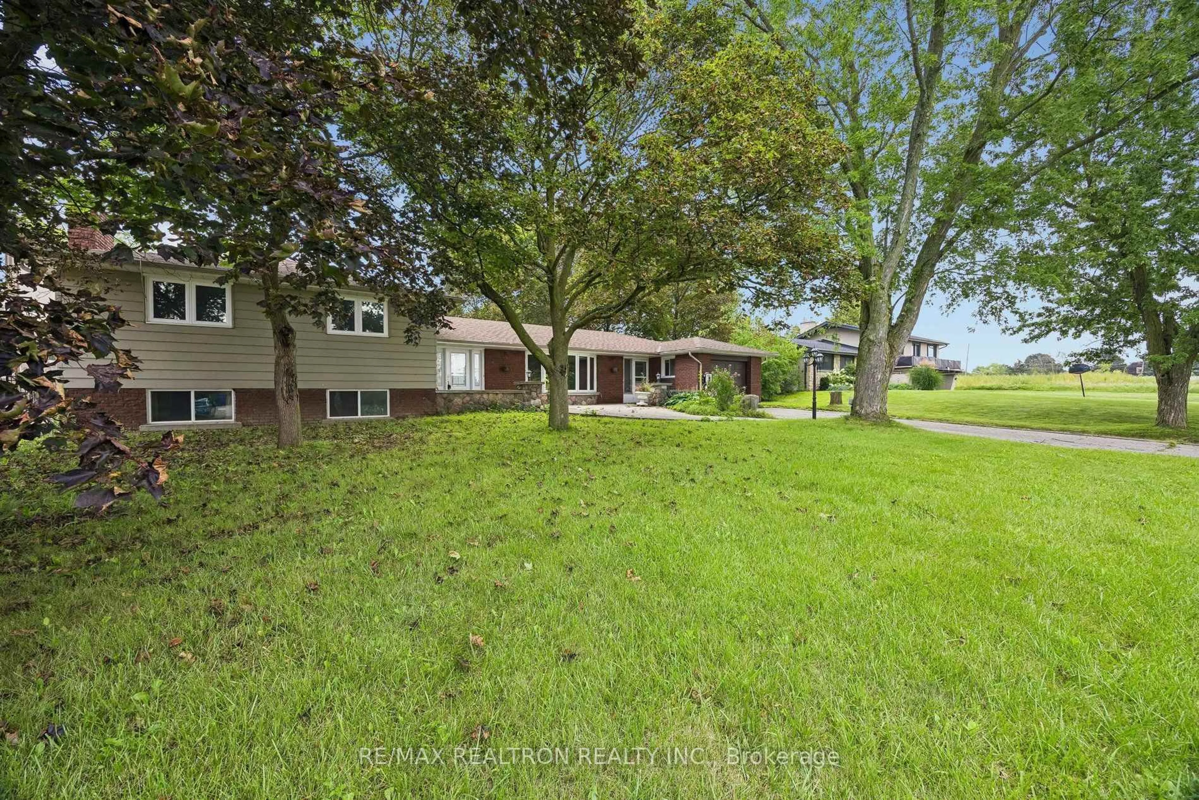A pic from outside/outdoor area/front of a property/back of a property/a pic from drone, water/lake/river/ocean view for 41 Hamilton Dr, Newmarket Ontario L3Y 3E7