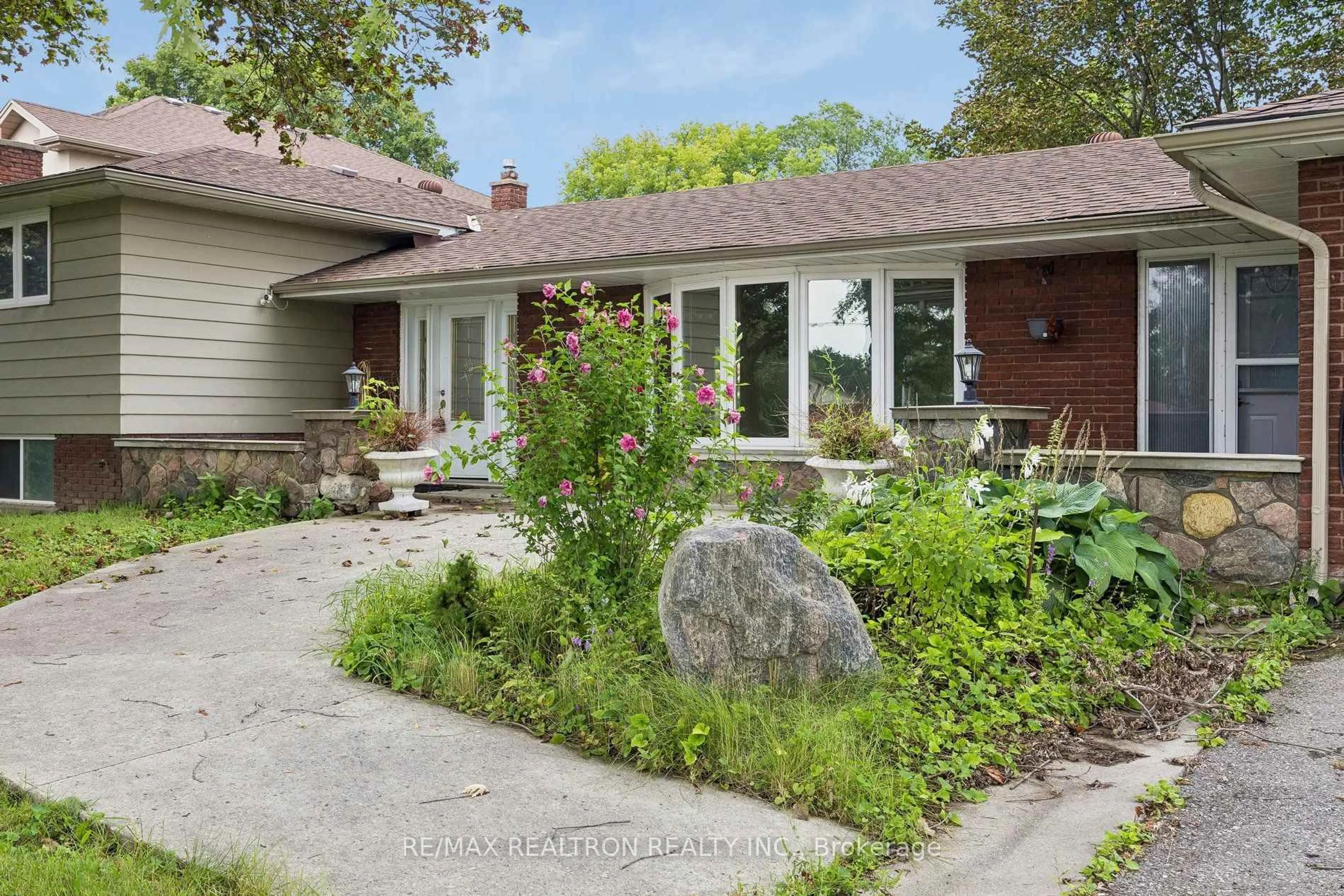 Home with brick exterior material, street for 41 Hamilton Dr, Newmarket Ontario L3Y 3E7