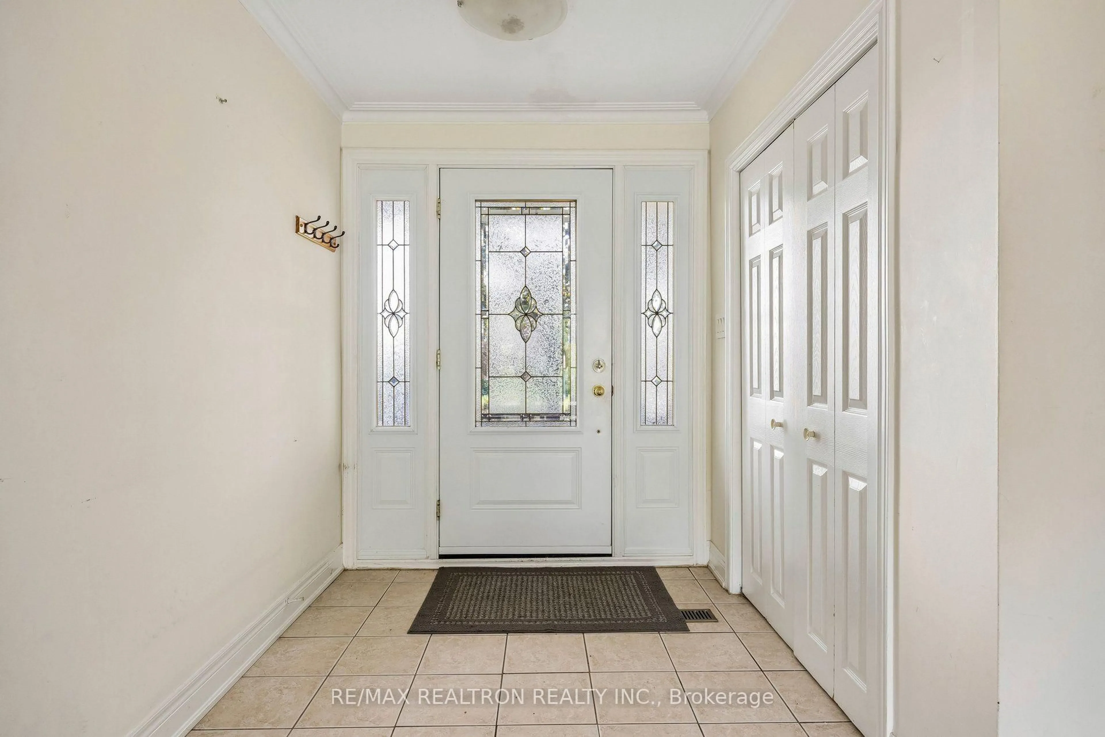 Indoor entryway for 41 Hamilton Dr, Newmarket Ontario L3Y 3E7