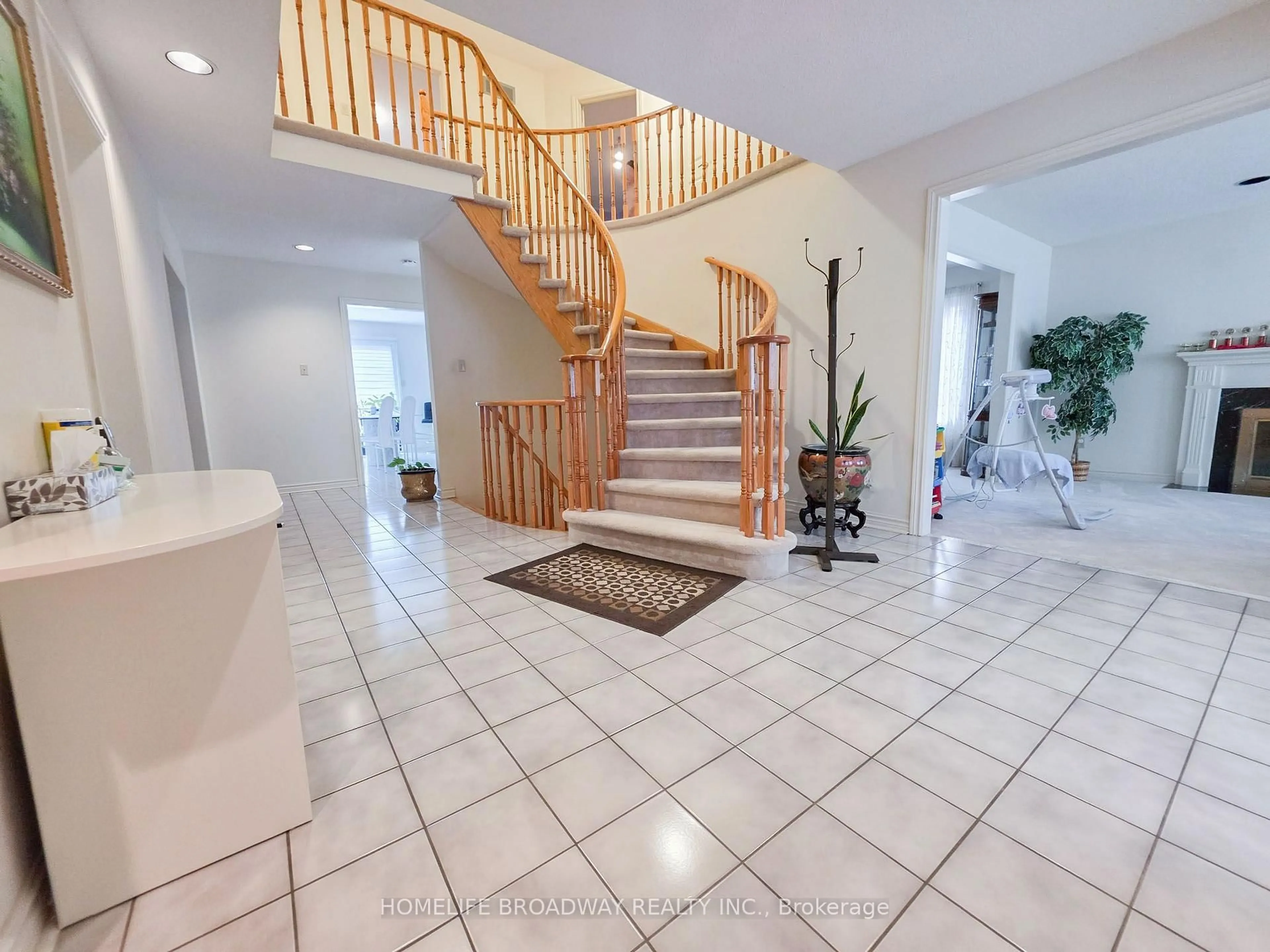 Indoor foyer for 31 Hyde Park Dr, Richmond Hill Ontario L4B 1V2