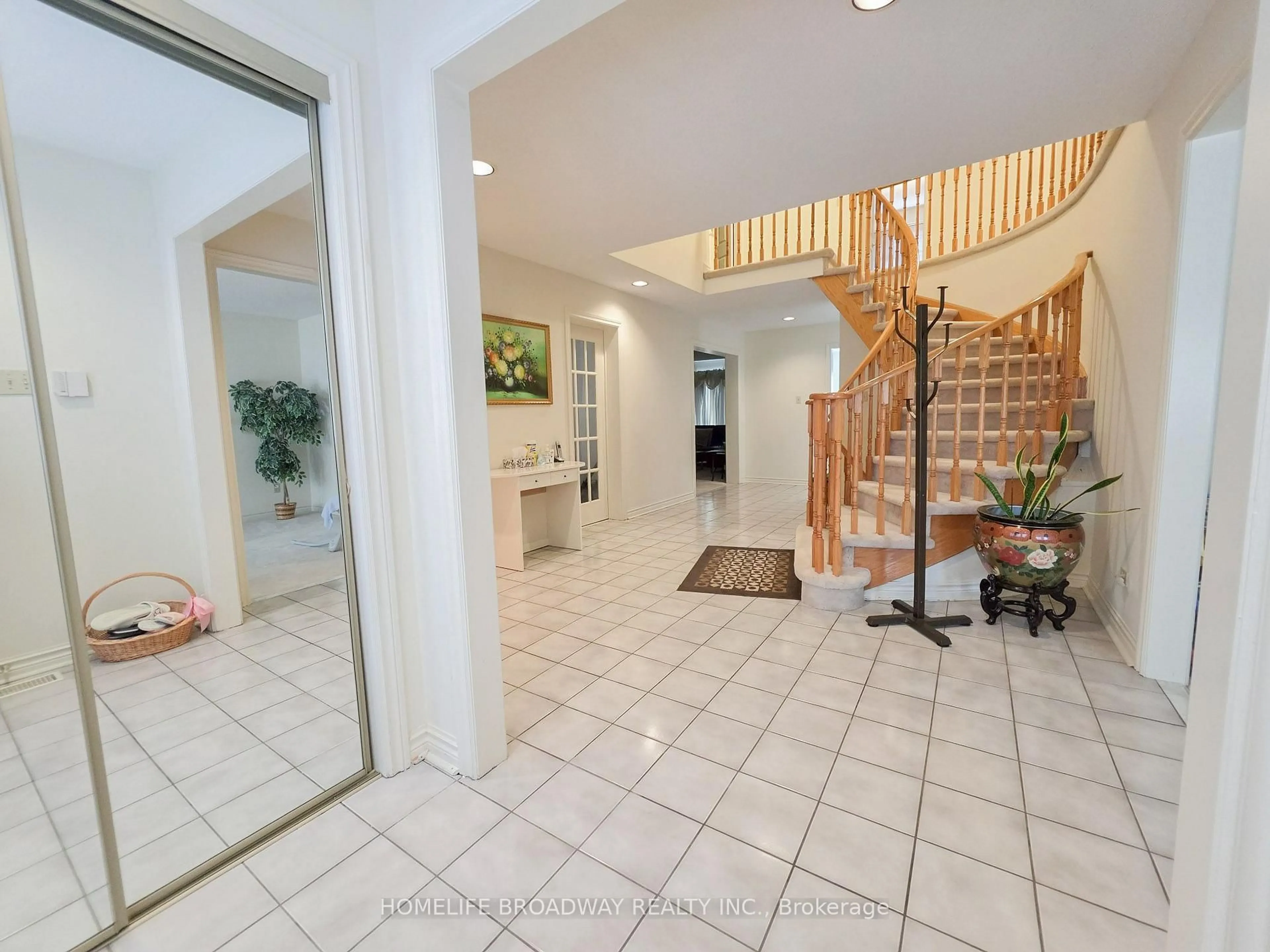 Indoor foyer for 31 Hyde Park Dr, Richmond Hill Ontario L4B 1V2
