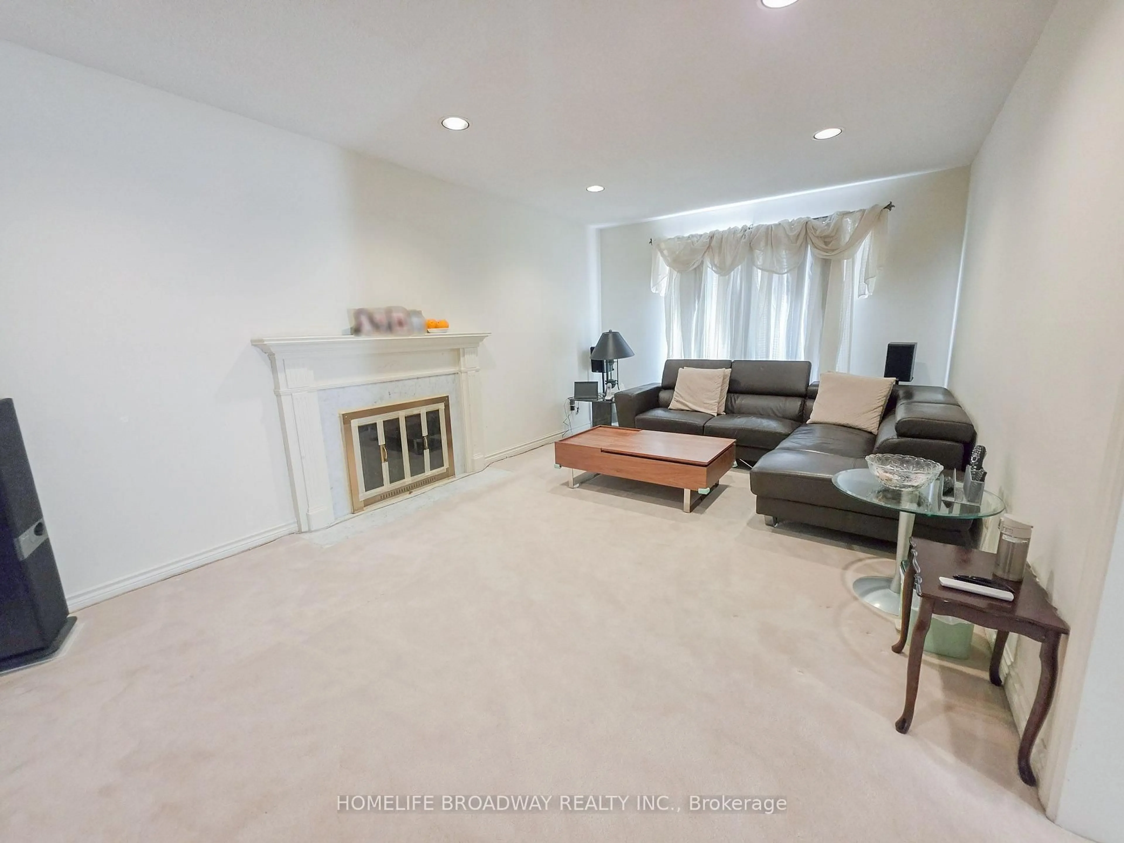 Living room with furniture, unknown for 31 Hyde Park Dr, Richmond Hill Ontario L4B 1V2