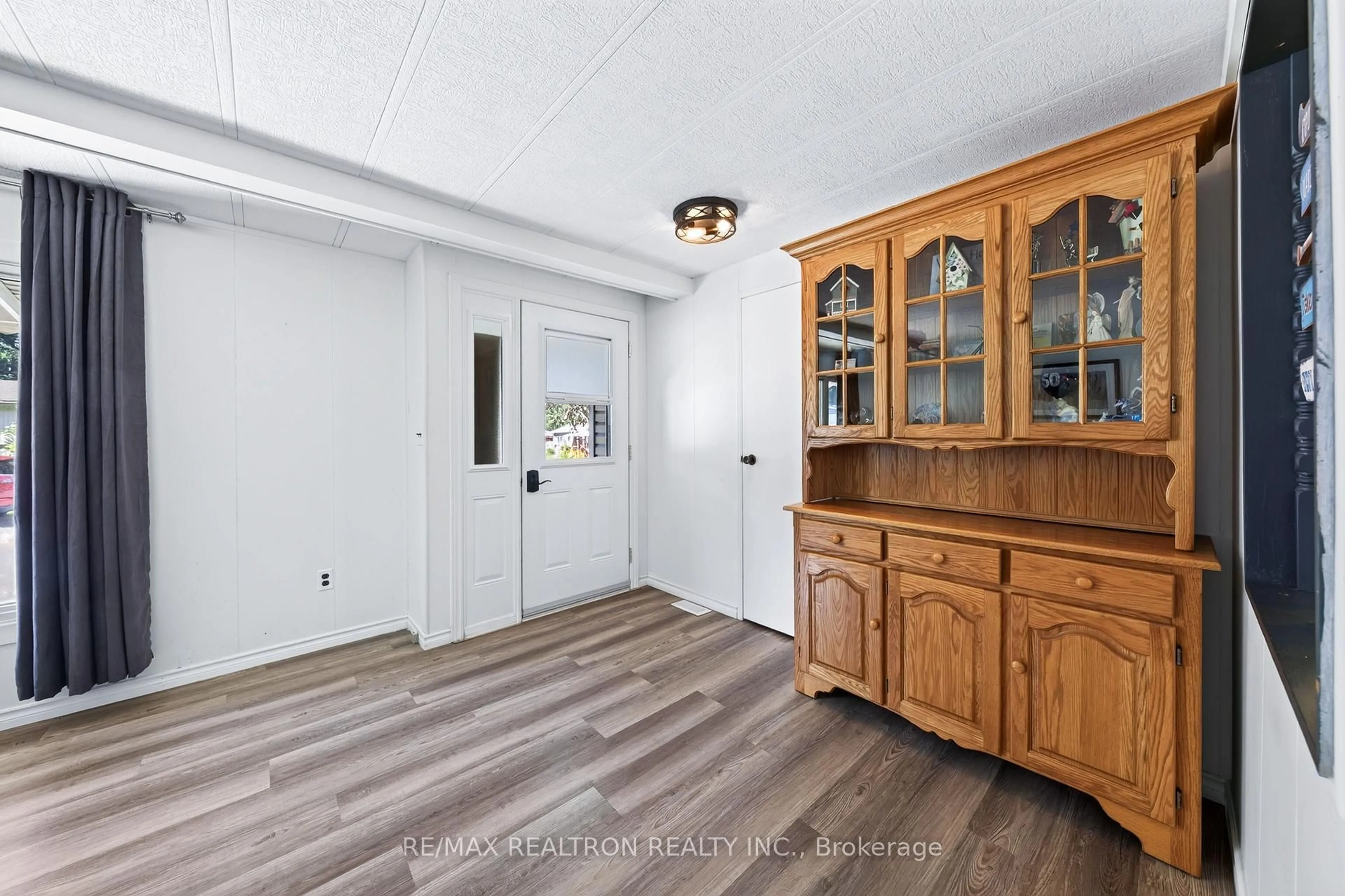 Indoor entryway for 25 Cherrywood Lane, Innisfil Ontario L9S 1M6