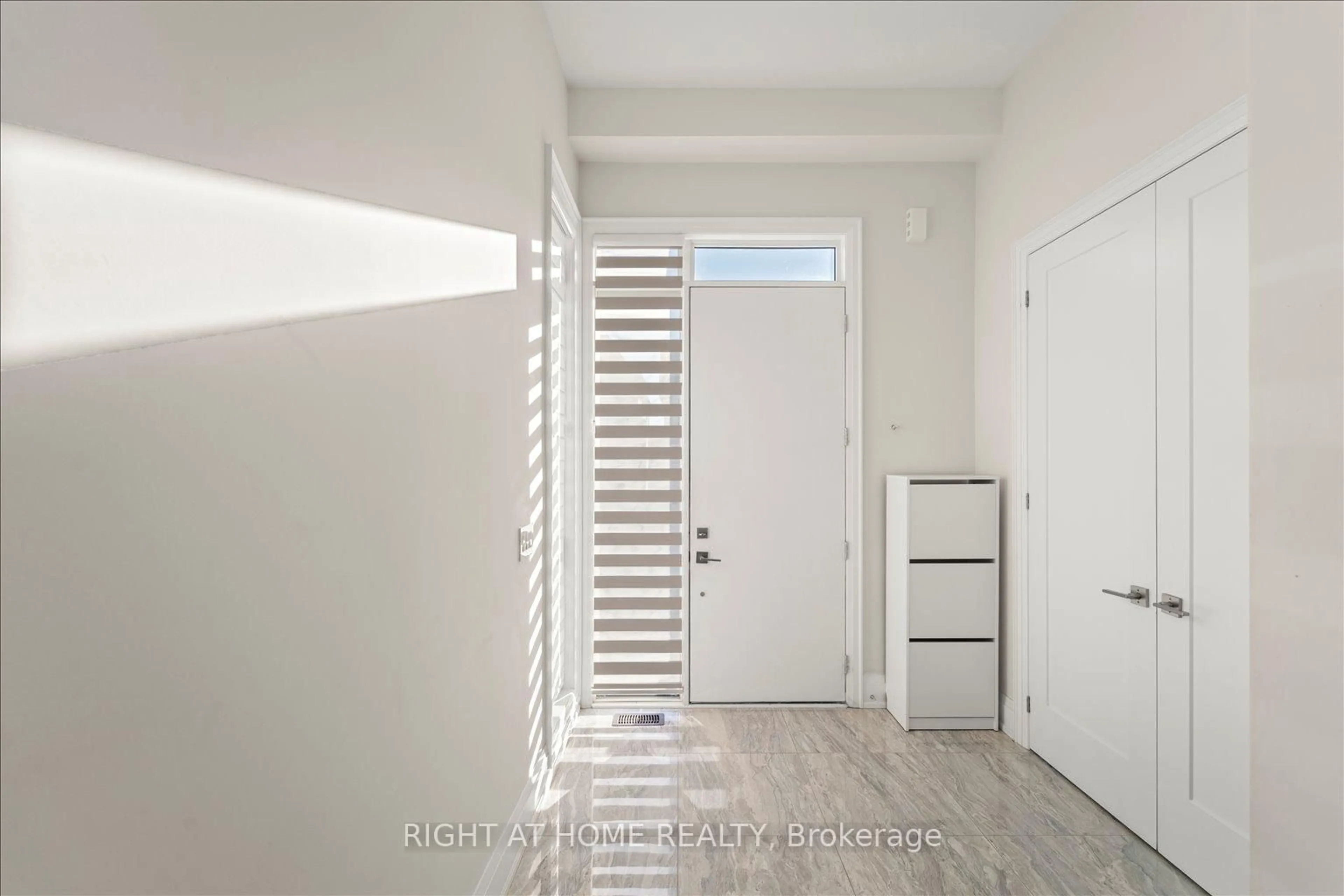Indoor entryway for 121 Milky Way Dr, Richmond Hill Ontario L4C 4L9