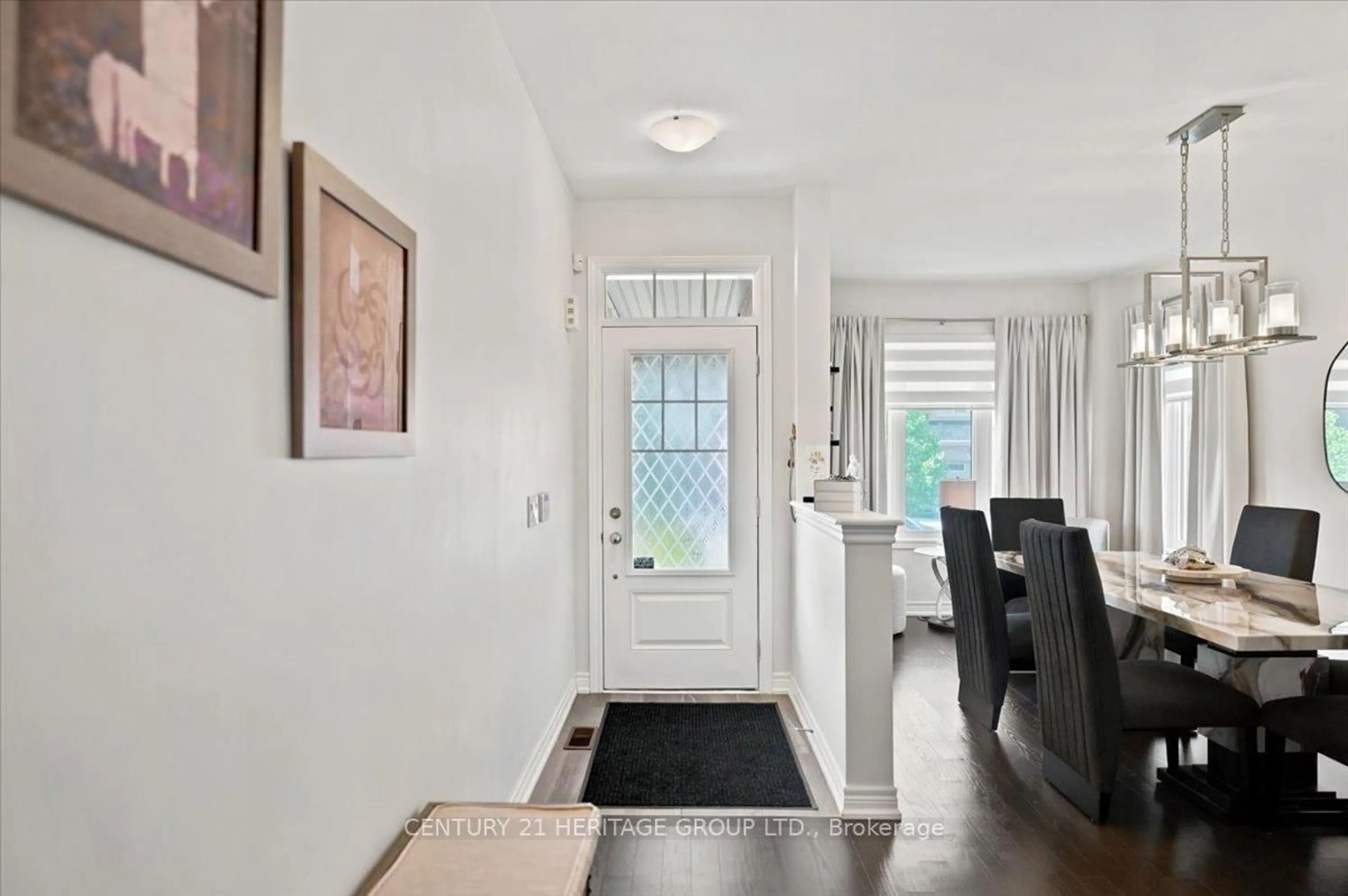 Indoor entryway for 100 Mondial Cres, East Gwillimbury Ontario L9N 0S2