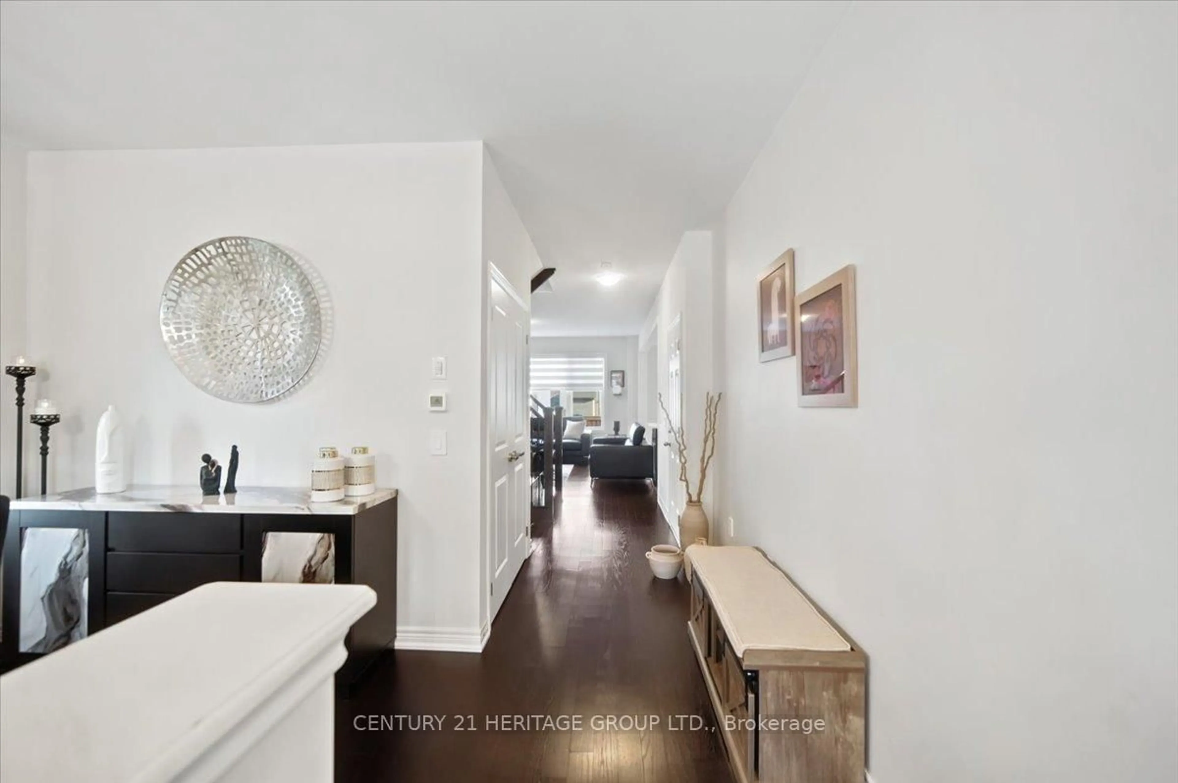 Indoor entryway for 100 Mondial Cres, East Gwillimbury Ontario L9N 0S2