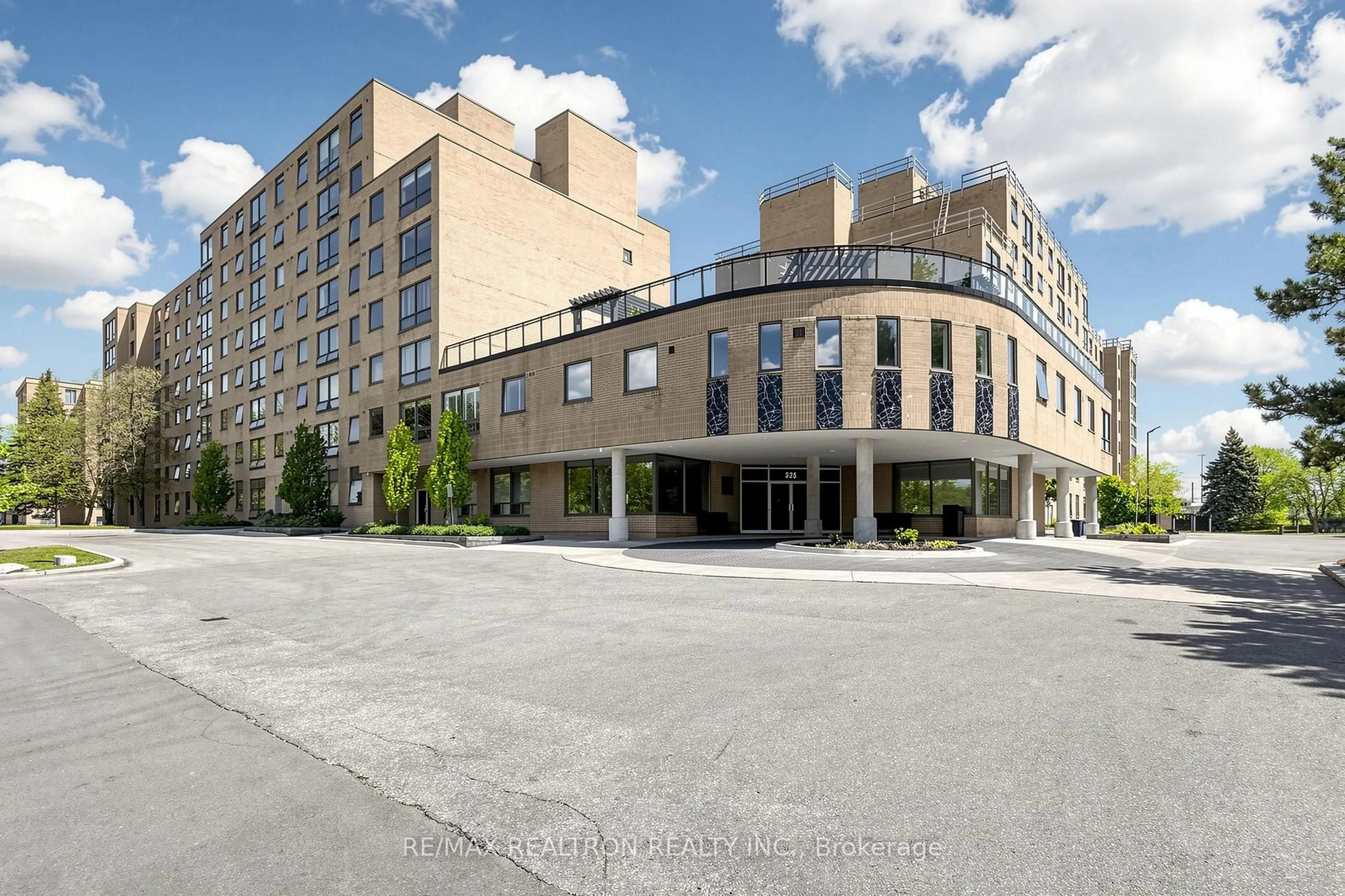 Patio, building for 326 Major Mackenzie Dr #307, Richmond Hill Ontario L4C 8T4