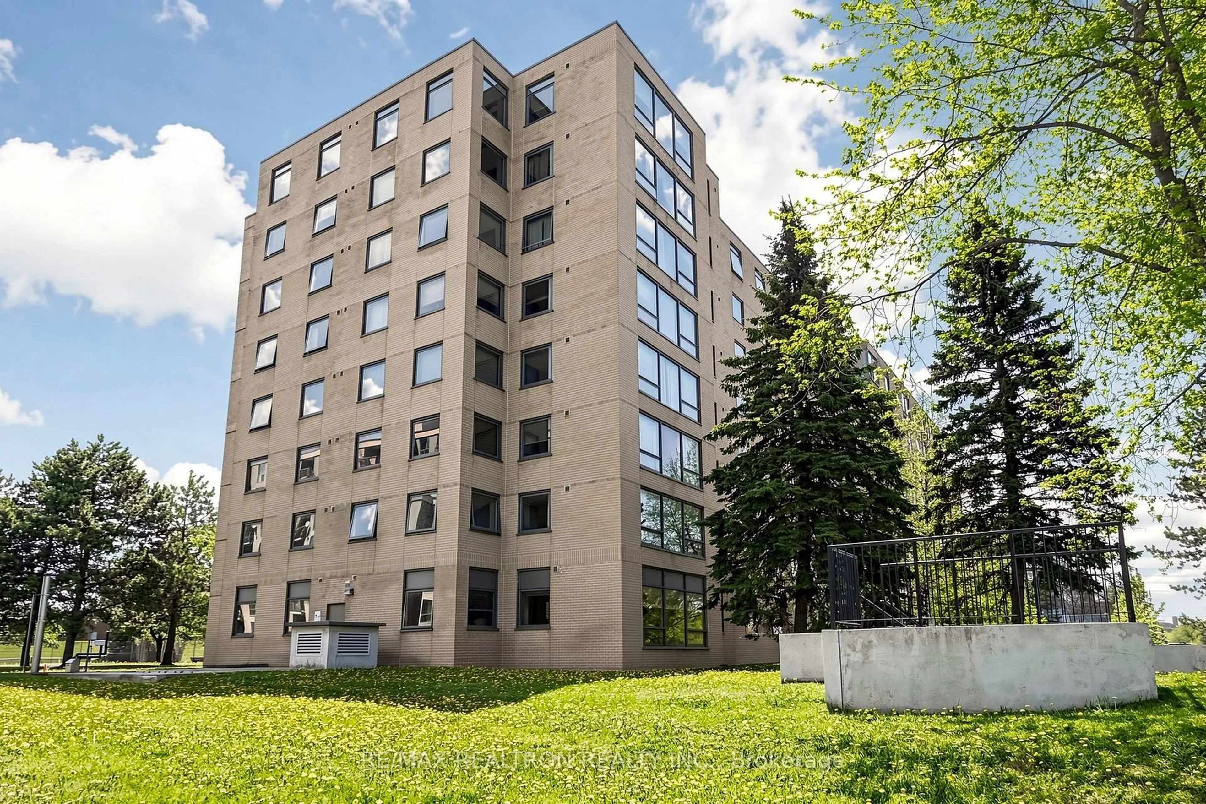 Patio, building for 326 Major Mackenzie Dr #307, Richmond Hill Ontario L4C 8T4