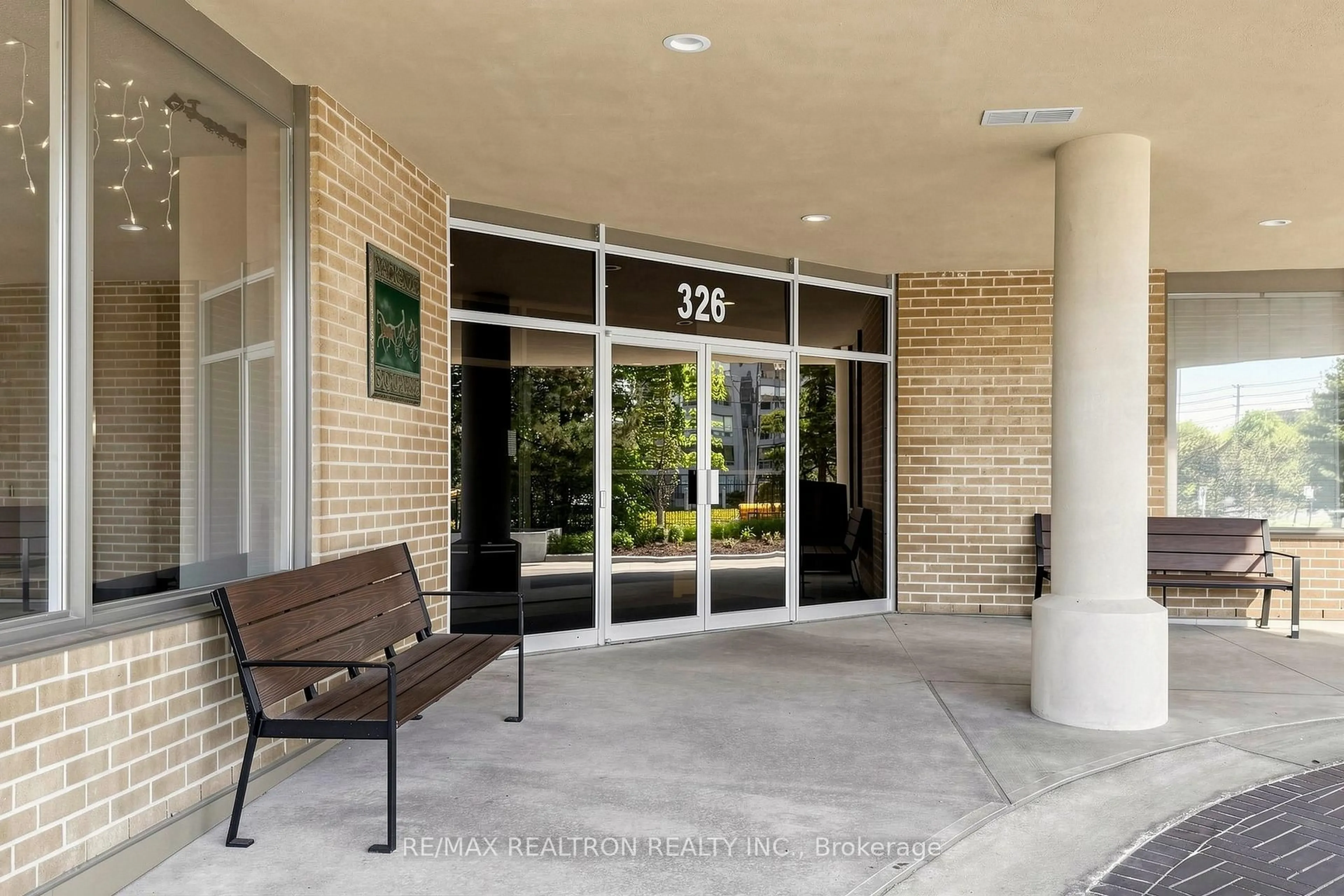 Indoor foyer for 326 Major Mackenzie Dr #307, Richmond Hill Ontario L4C 8T4