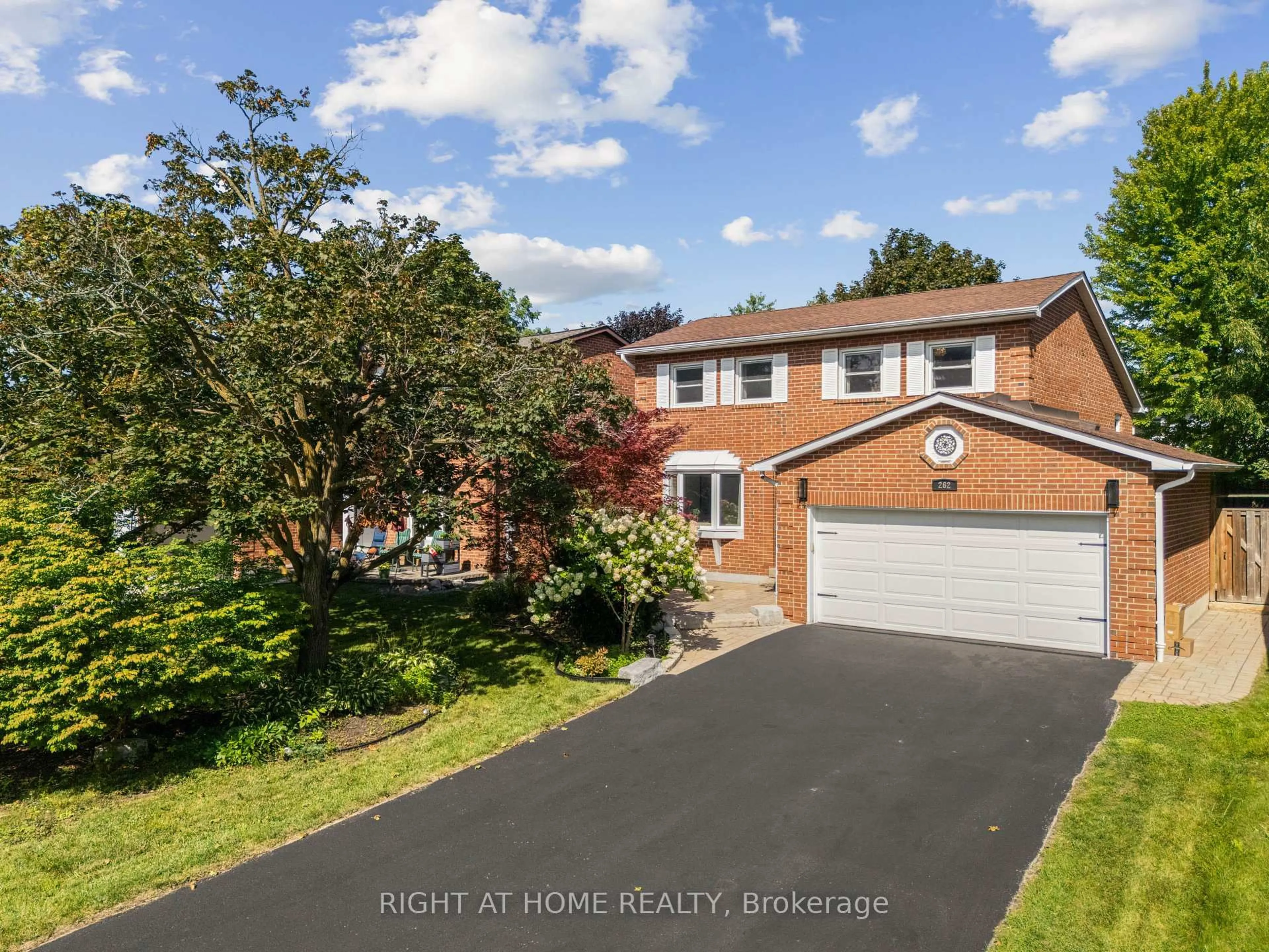 A pic from outside/outdoor area/front of a property/back of a property/a pic from drone, street for 262 Yorkshire Dr, Newmarket Ontario L3Y 6J7