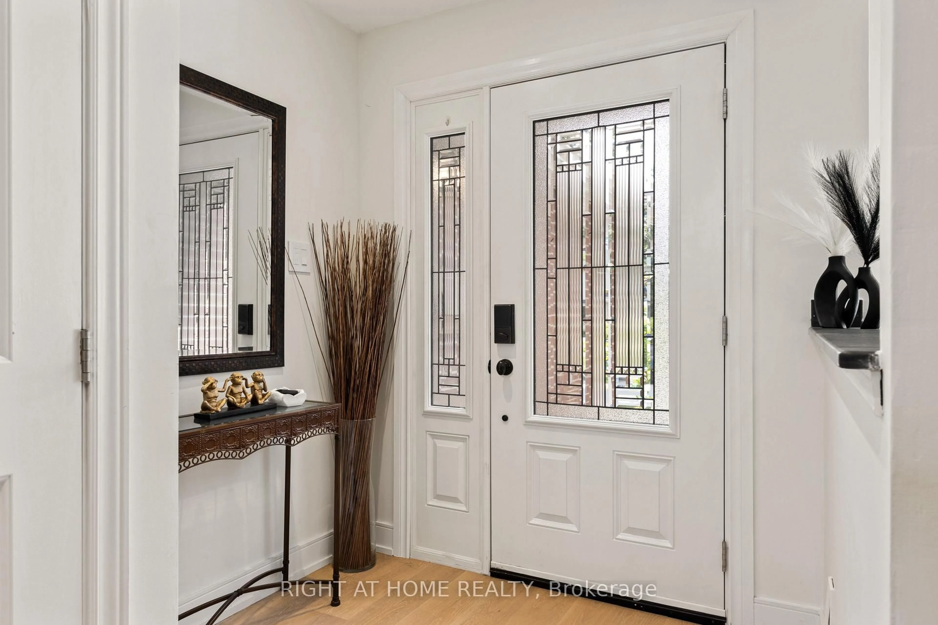 Indoor entryway for 262 Yorkshire Dr, Newmarket Ontario L3Y 6J7