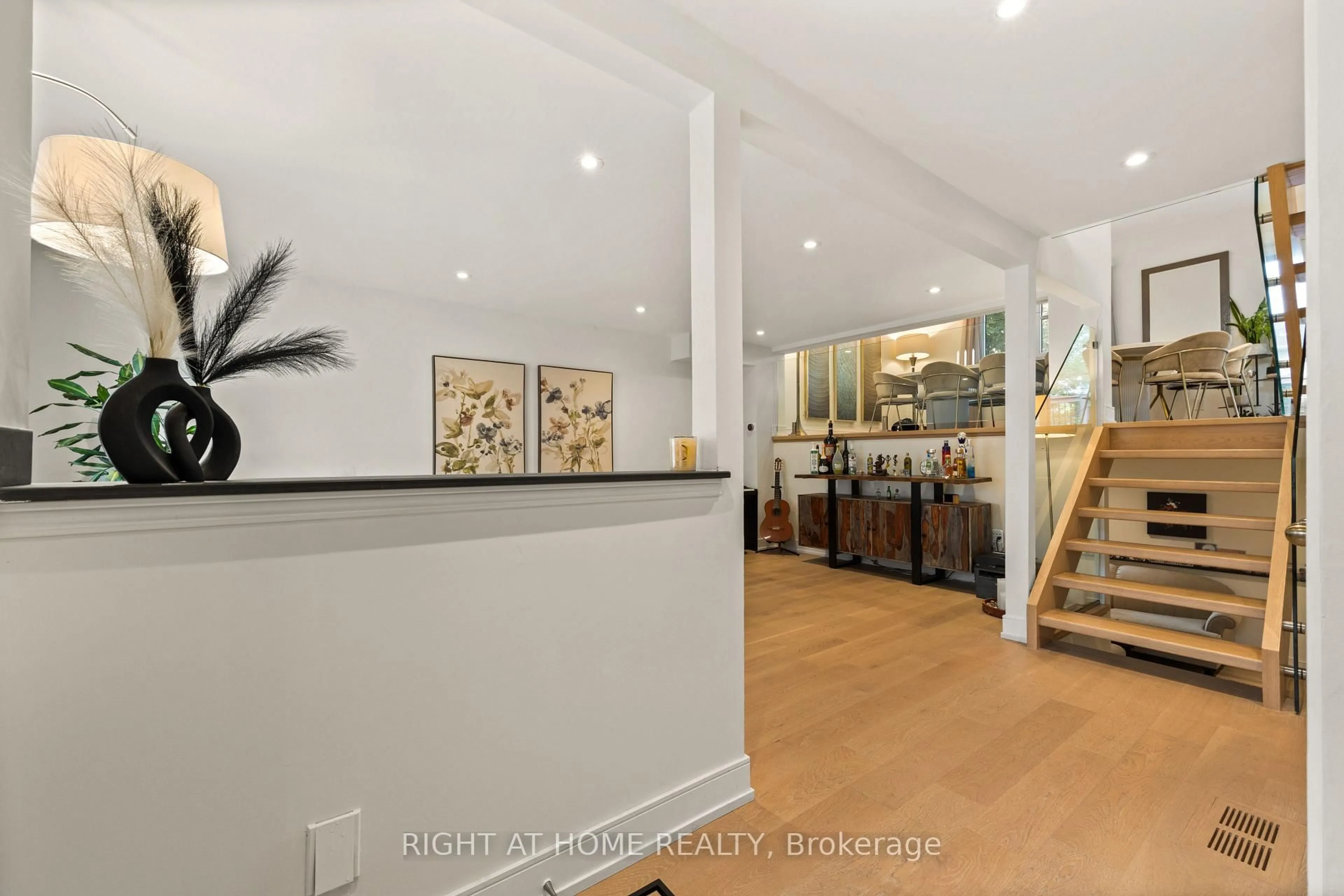 Indoor foyer for 262 Yorkshire Dr, Newmarket Ontario L3Y 6J7