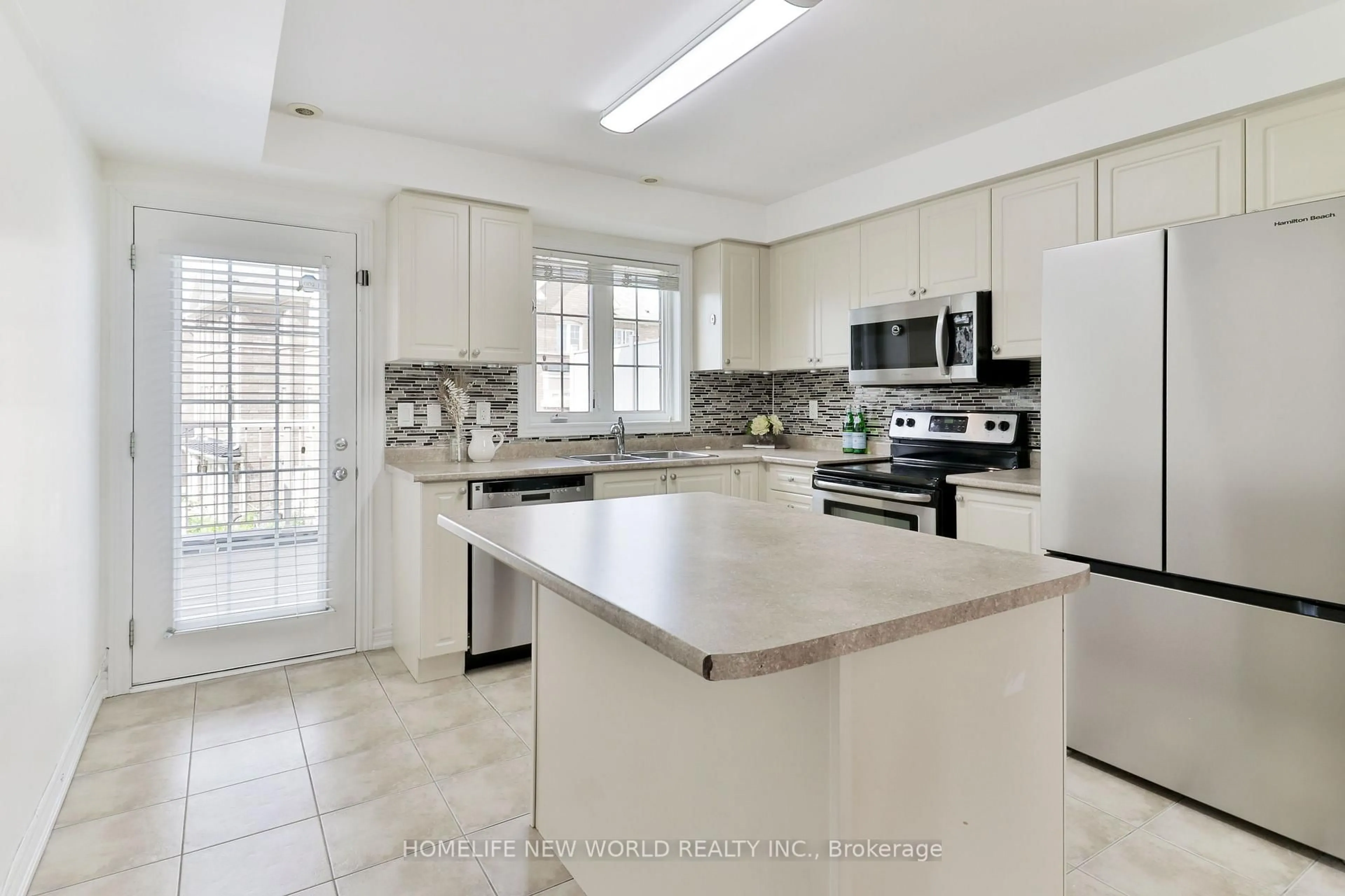 Open concept kitchen, ceramic/tile floor for 10004 McCowan Rd, Markham Ontario L6C 0N3