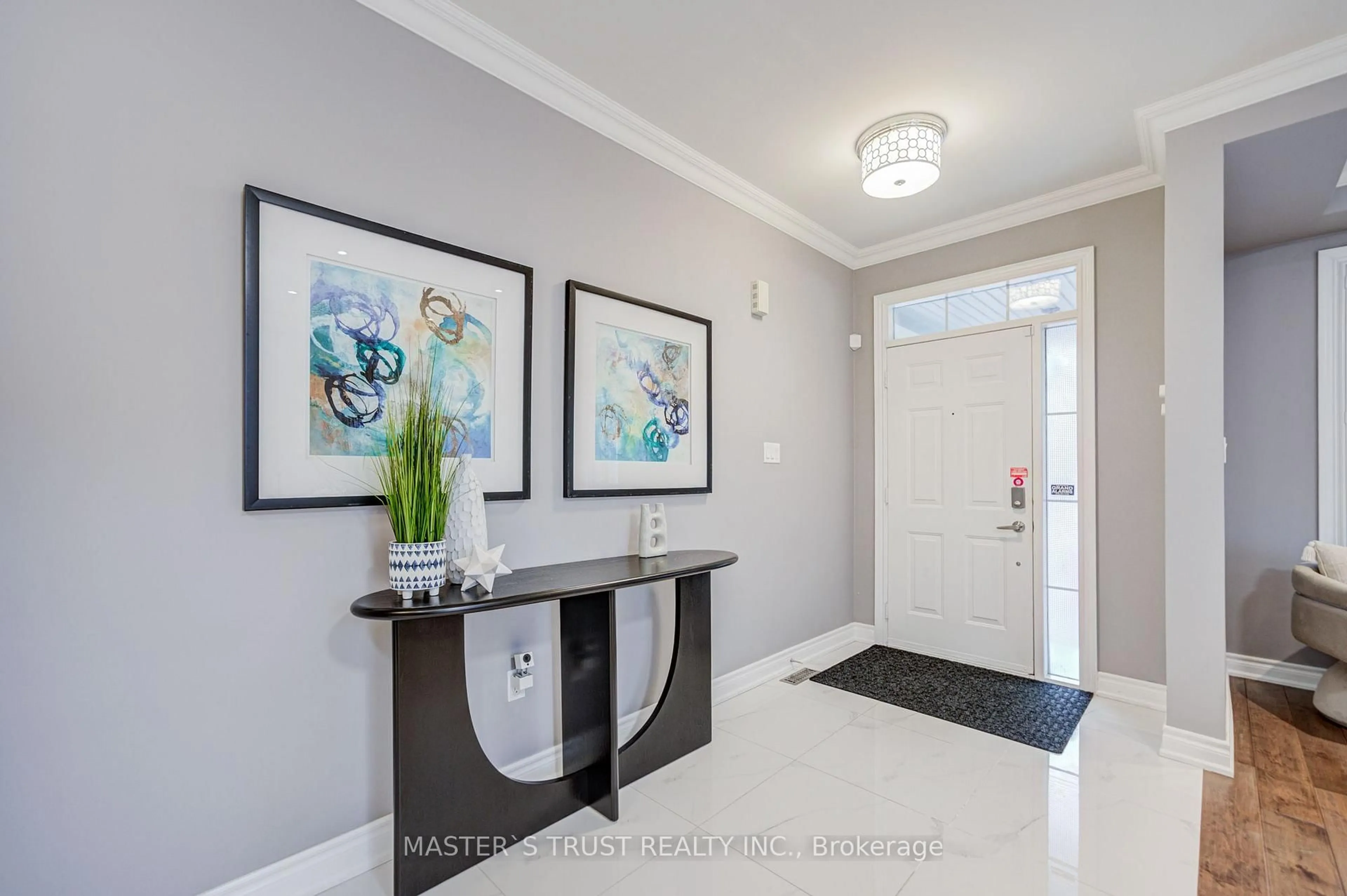 Indoor entryway for 350 Coachwhip Tr, Newmarket Ontario L3X 2R6