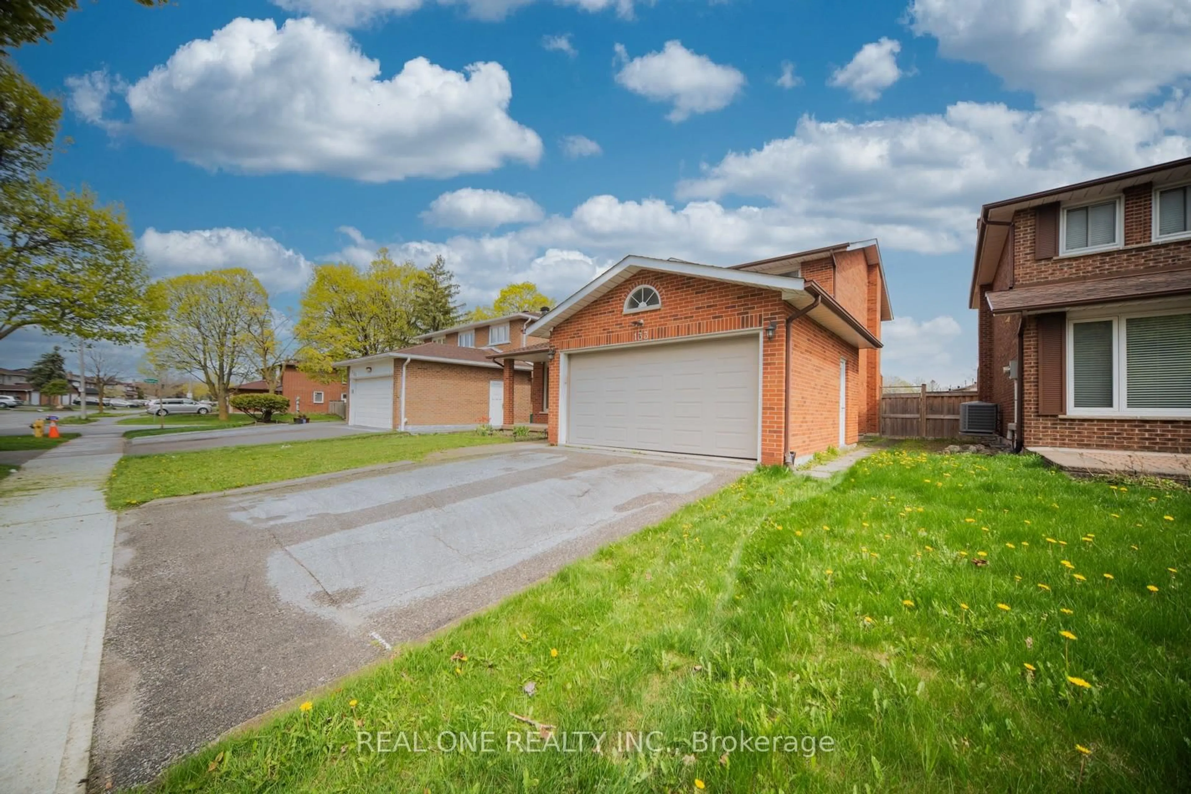 A pic from outside/outdoor area/front of a property/back of a property/a pic from drone, street for 133 Risebrough Crct, Markham Ontario L3R 3E1