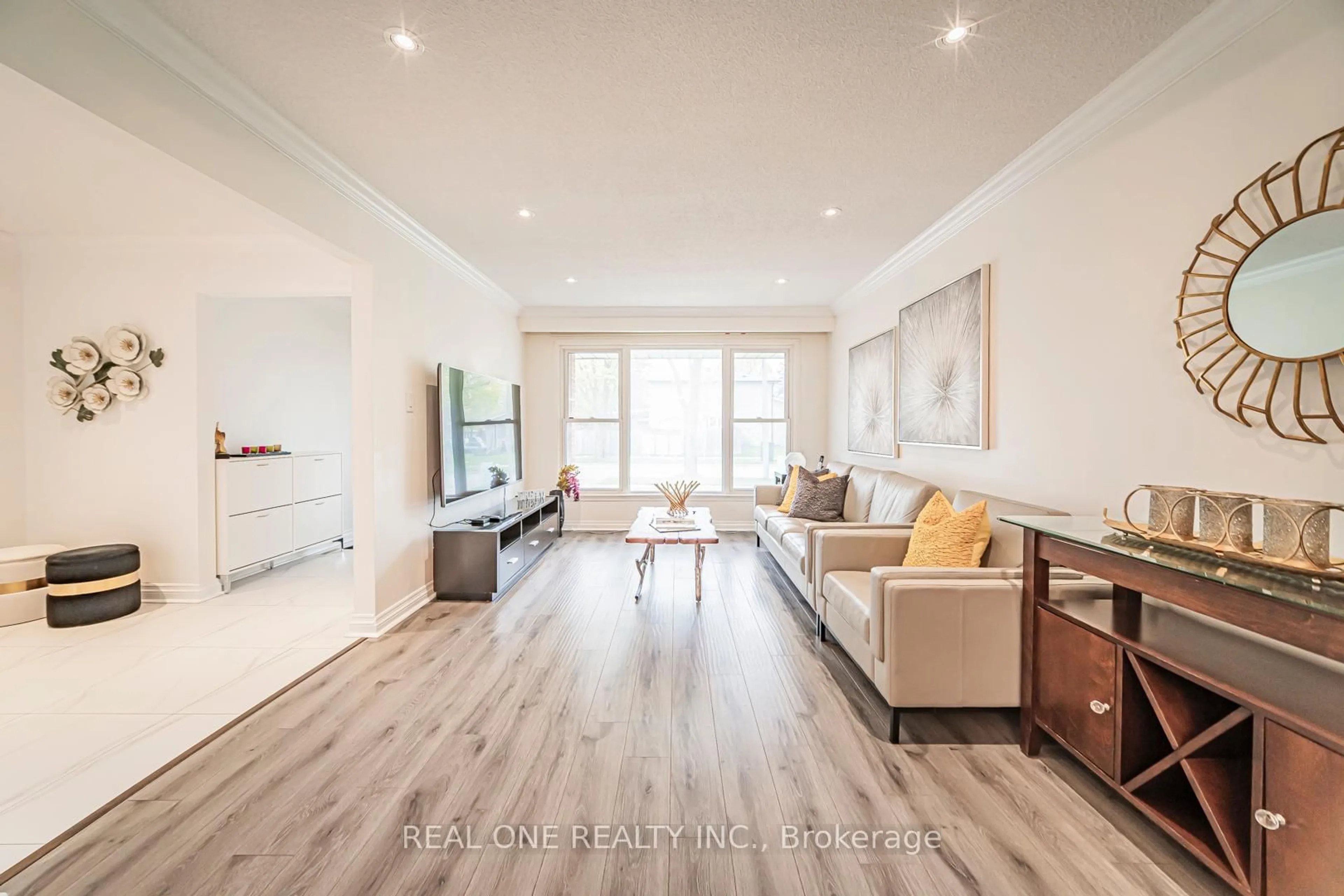 Living room with furniture, wood/laminate floor for 133 Risebrough Crct, Markham Ontario L3R 3E1