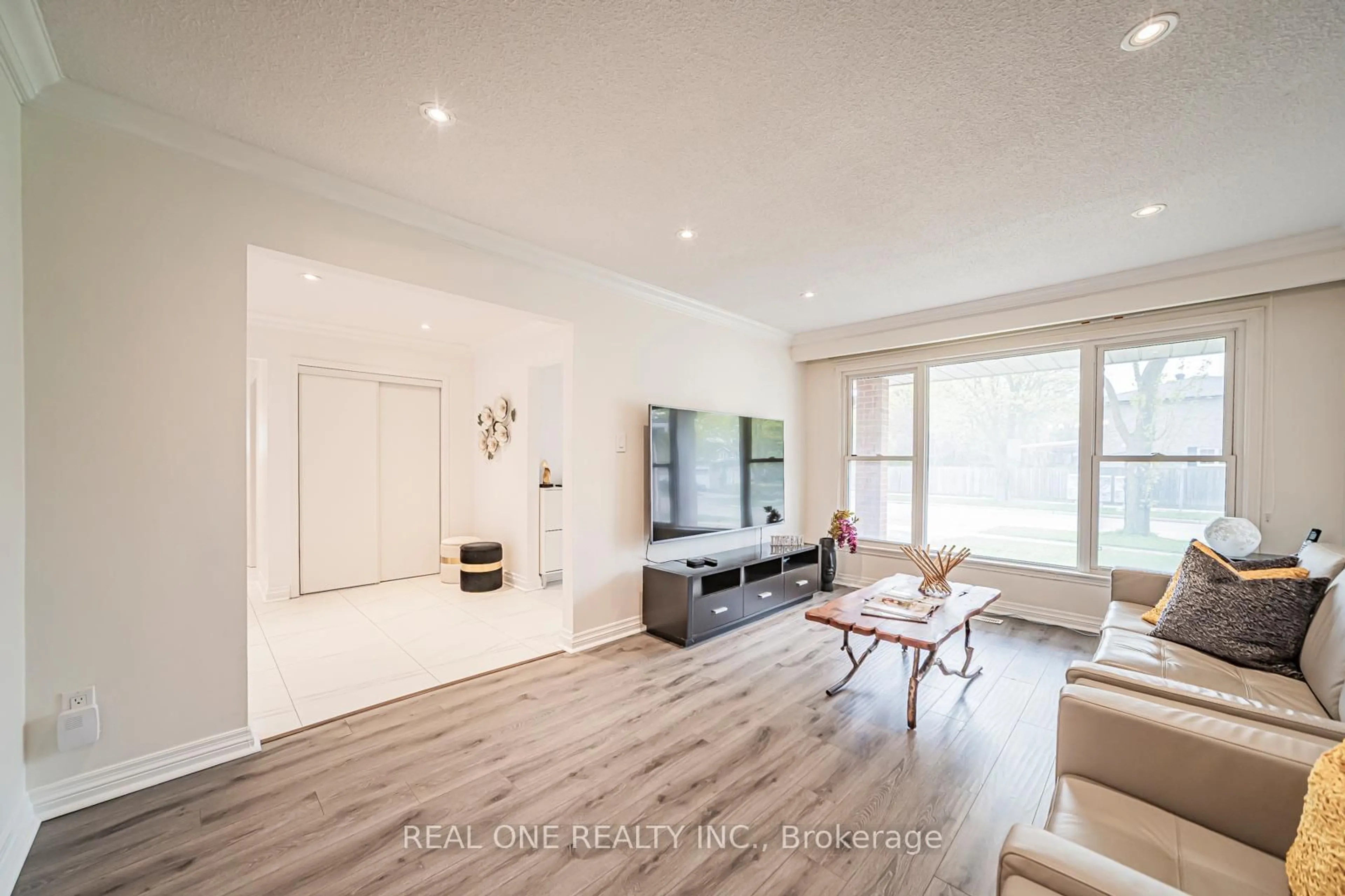 A pic of a room for 133 Risebrough Crct, Markham Ontario L3R 3E1