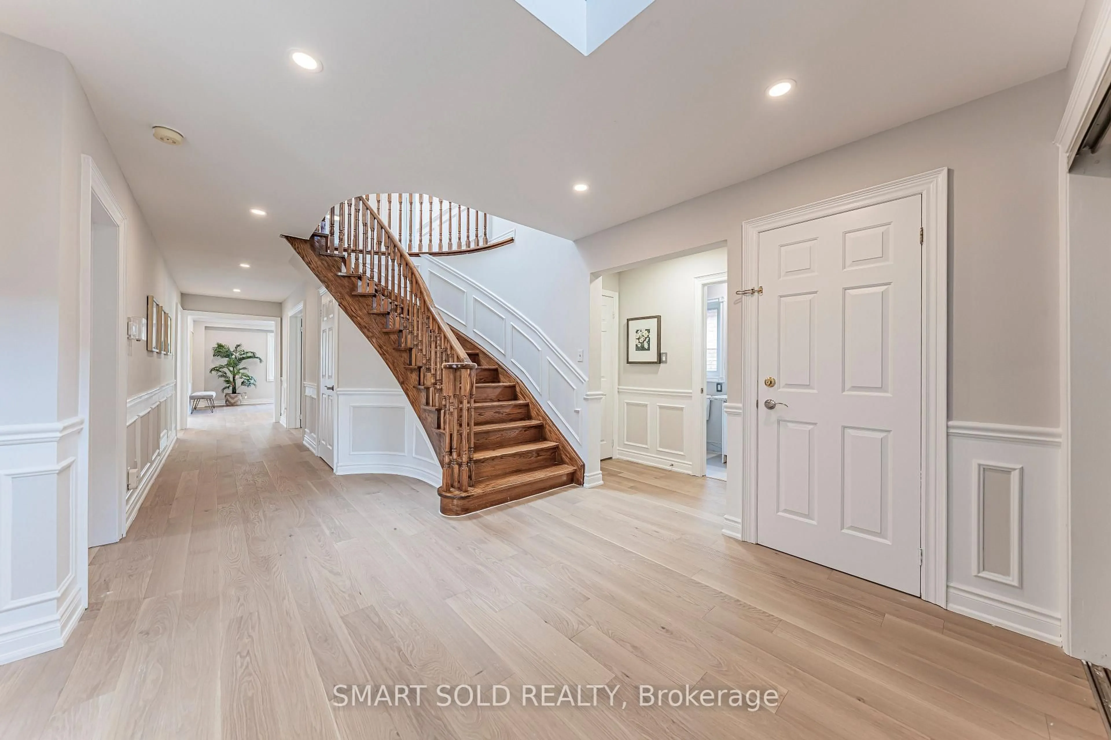 Indoor entryway for 103 Elmwood Ave, Richmond Hill Ontario L4C 1K7