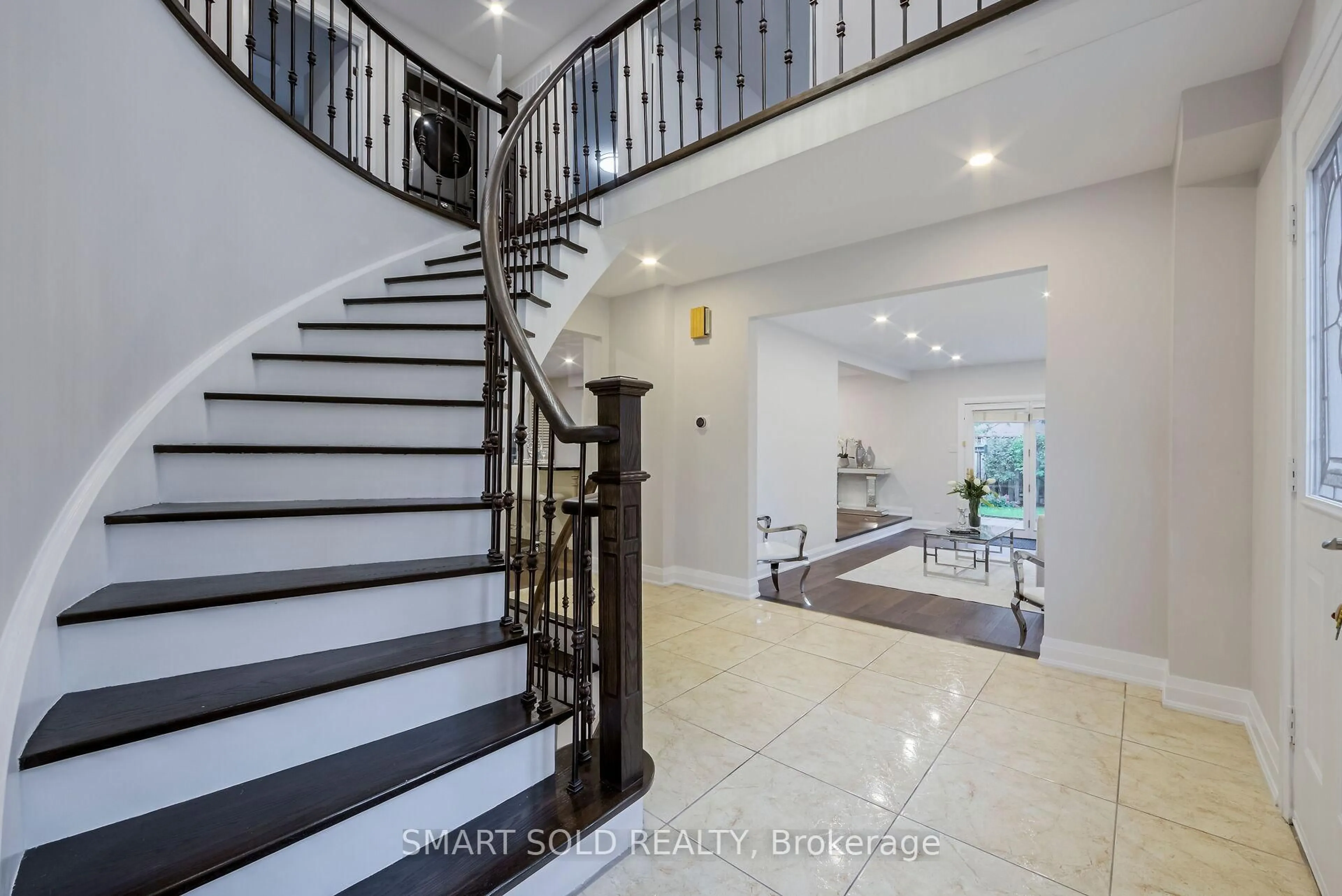 Indoor foyer for 1 Tiffany Gate, Richmond Hill Ontario L4C 6W7