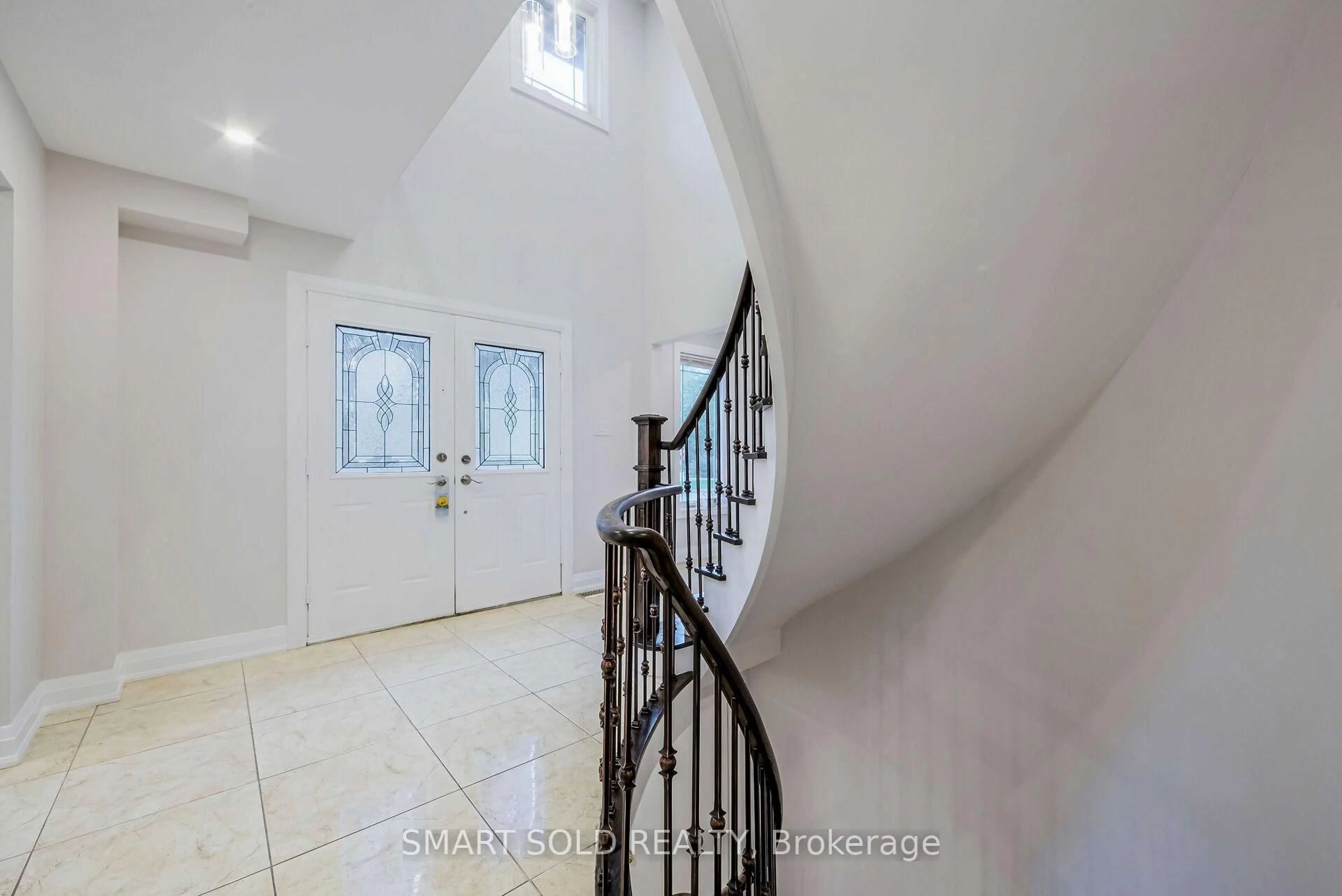 Indoor foyer for 1 Tiffany Gate, Richmond Hill Ontario L4C 6W7