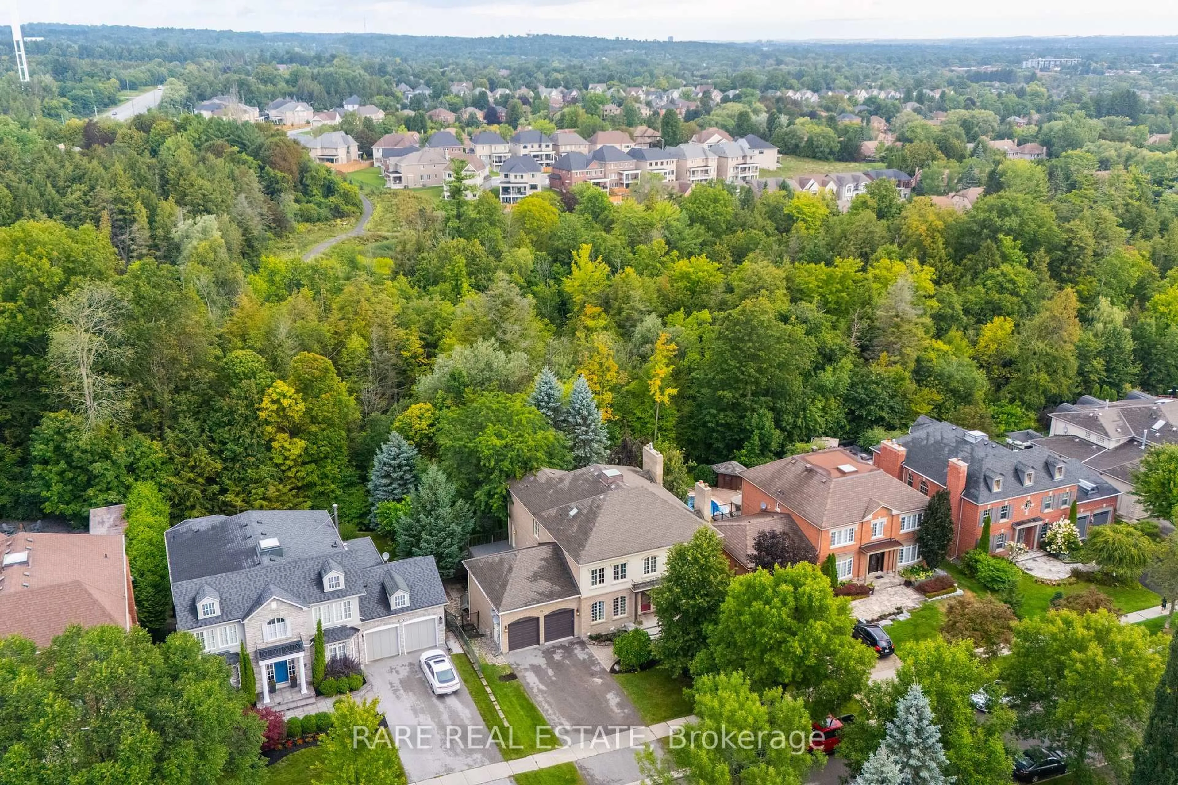 A pic from outside/outdoor area/front of a property/back of a property/a pic from drone, city buildings view from balcony for 92 Willis Dr, Aurora Ontario L4G 7M4